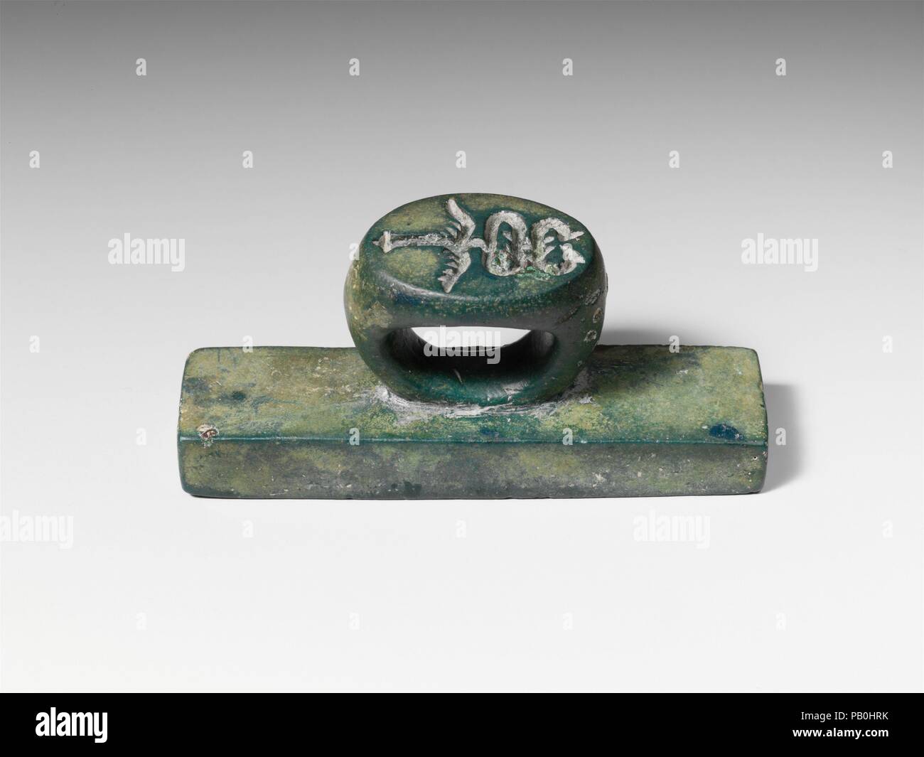 Bronze Stempel. Kultur: Roman. Abmessungen: Andere: 3 7/16 in. (8,7 cm). Datum: 1. Jh. N.CHR.. Die Inschrift L *ihr* FLO bedeutet Lucius Herennius Florus, den Namen der Eigentümer der Villa Boscoreale, aus denen Fresken des Museums kommen. Der Stempel war vermutlich sein Eigentum und wahrscheinlich als die offiziellen Siegel des Haushalts verwendet, um Rückstellungen zu markieren. Auf dem Ring im Tiefdruck ist eine zweite Dichtung in Form eines geflügelten Caduceus, das Personal von Merkur, Gott des Handels. Viele solcher bronze Dichtungen haben in den Ausgrabungen an der nahe gelegenen Städte Pompeji und Herculaneum gefunden, obwohl Briefmarken w Stockfoto
