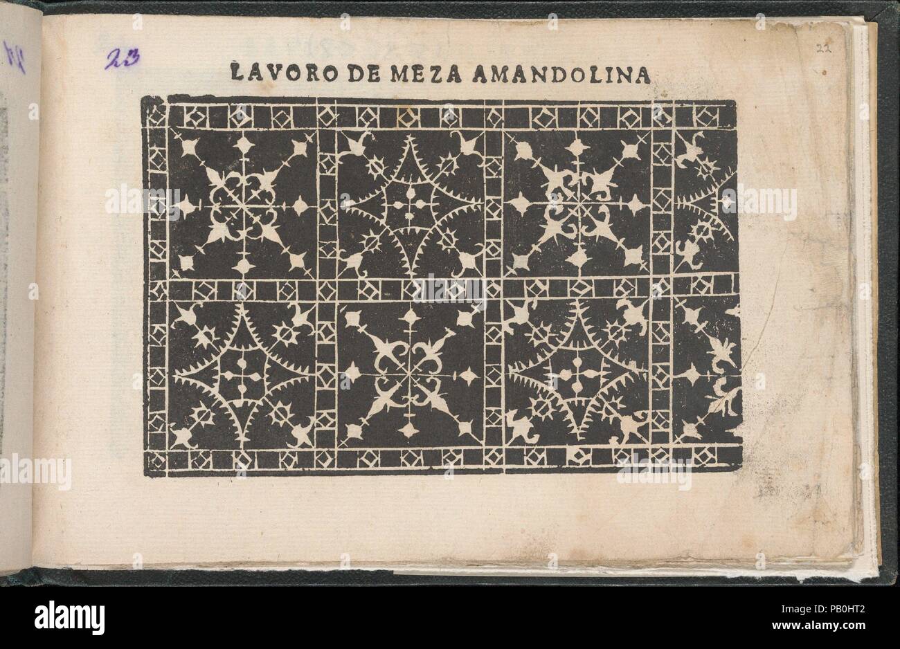 Gemma pretiosa della wirbelnden Rondothema fort, Donne, Seite 22 (recto). Designer: Isabella Catanea Parasole (Italienisch, Ca. 1565/70 - Ca. 1625). Abmessungen: Insgesamt: 5 5/16 x 7 11/16 in. (13,5 x 19,5 cm). Herausgeber: Gugliemo Facciotti, Rom. Datum: (1625). Von Isabella Catanea Parasole, Italienisch konzipiert, Ca. 1575-Ca. 1625, durch Gugliemo Facciotti, Rom veröffentlicht. Von oben nach unten und von links nach rechts: Design aus 2 horizontalen Registern der Quadrate, die durch eine Grenze getrennt sind, mit Diamanten verziert. Jedes Quadrat ist in der Mitte mit dem ein sich wiederholendes Muster aus zwei verschiedenen 4-blättrige Blüten dekoriert Stockfoto