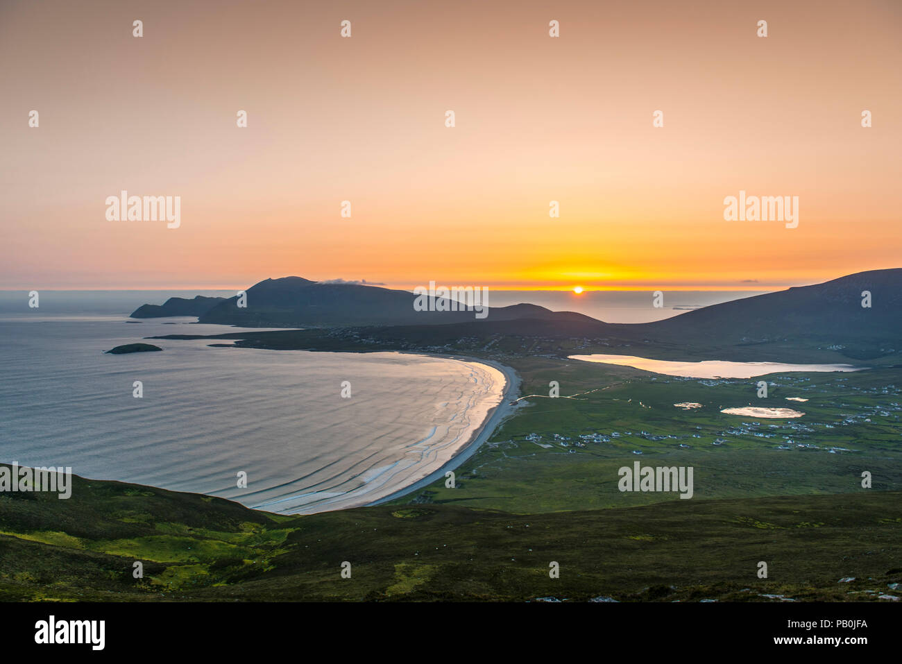 Blick auf die Bucht von Kiel bei Sonnenuntergang, Achill Island, County Mayo, Republik von Irland Stockfoto