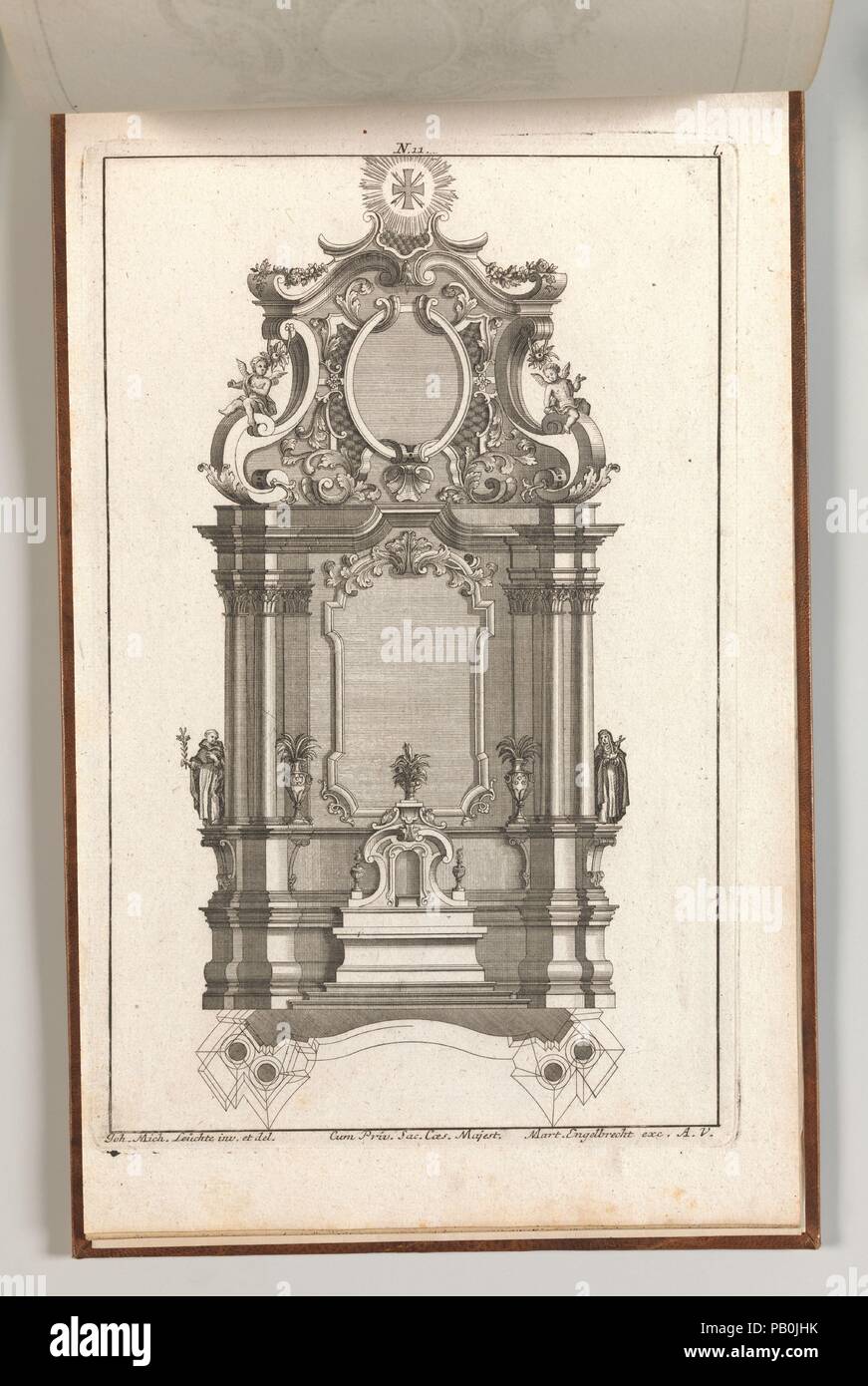 Design für ein monumentales Altar, Platte L von "Unterschiedliche Neu Inventierte Altäre mit darzu gehörigen Profillen U. Grundrißen.". Artist: Johann Michael Leüchte (Deutsch, aktive Augsburg, gestorben 1759). Abmessungen: Insgesamt: 8 7/16 x 13 3/4 in. (21,5 × 35 cm). Herausgeber: Martin Engelbrecht (Deutsch, Augsburg 1684-1756 Augsburg). Datum: gedruckt werden kann. 1750-56. Ornament Druck mit einem Design für einen Altar in einer spätbarocken Stil, mit einem reliquienschrein durch eine Vase auf dem Altar tabelle gekrönt. Der Giebel oben ist von einem großen ovalen Fahrgastraum gekennzeichnet, leer gelassen. Der Grundriss für den Altar dargestellt. Stockfoto