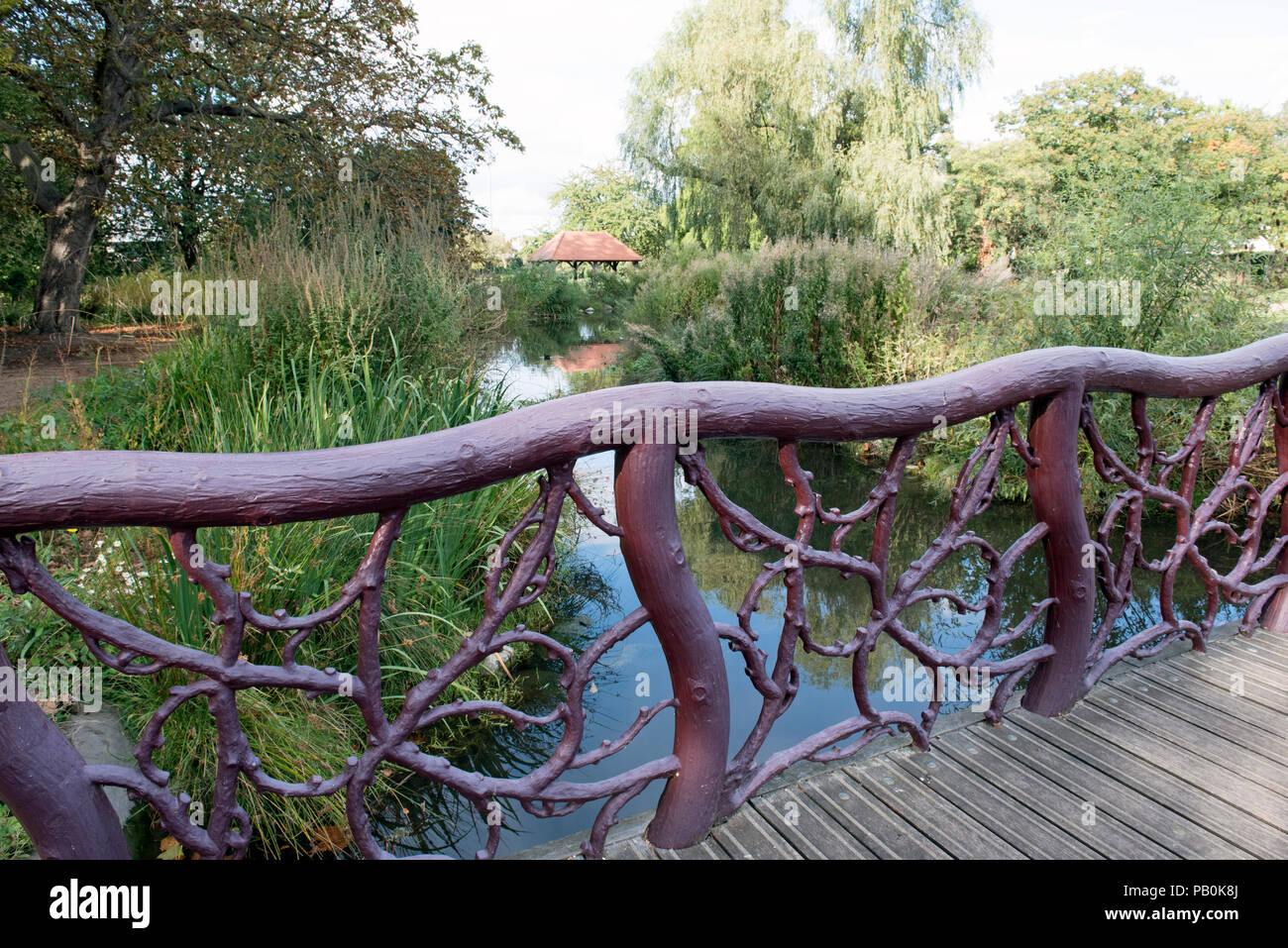 Hölzerne Brücke über Wasser, Attika aus Ästen Bischöfe Park gemacht, Fulham London England Großbritannien UK Stockfoto