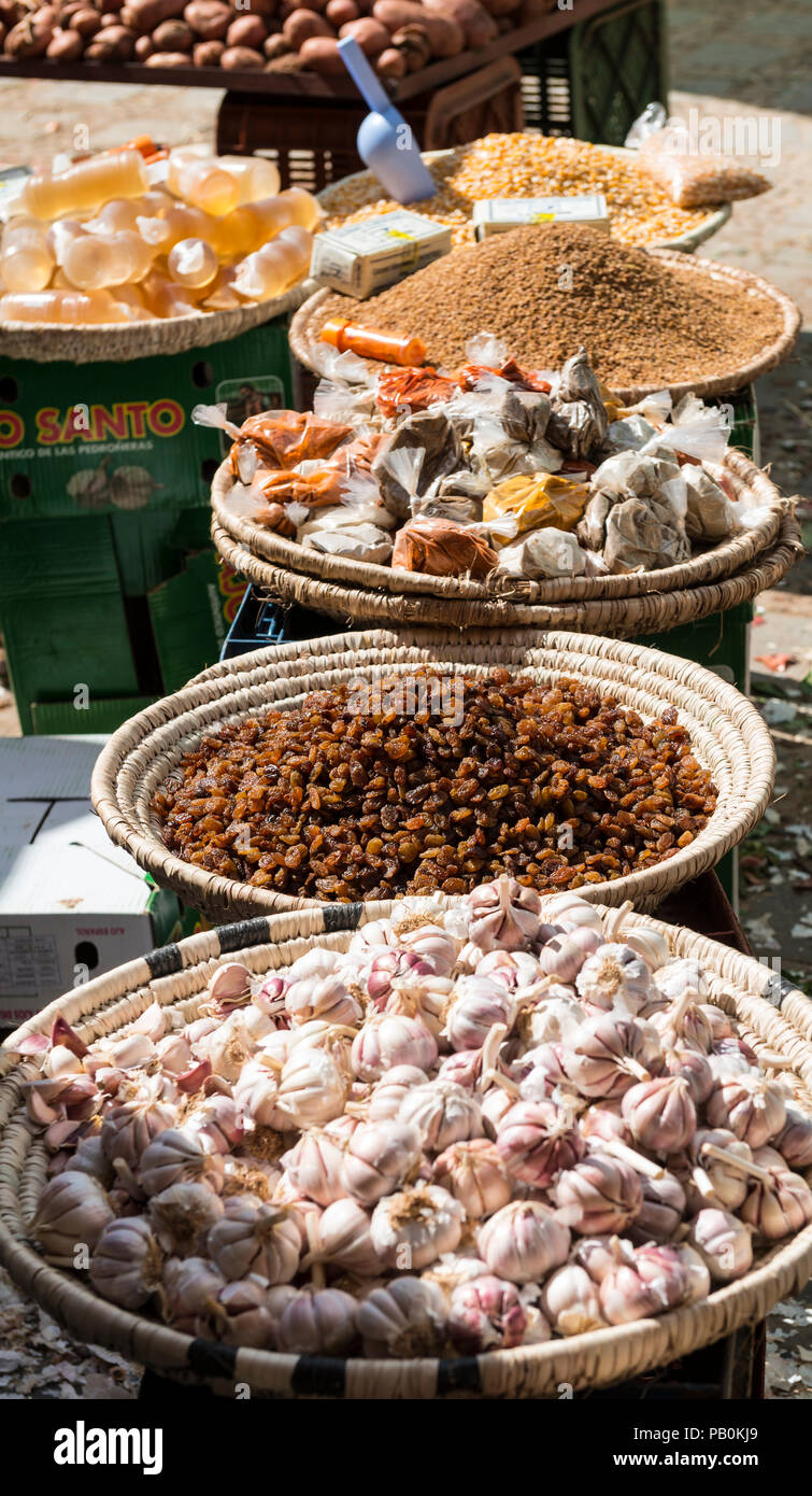 Knoblauch und andere Gewürze, Markt von Chefchaouen, Chaouen, Tangier-Tétouan, Königreich Marokko Stockfoto
