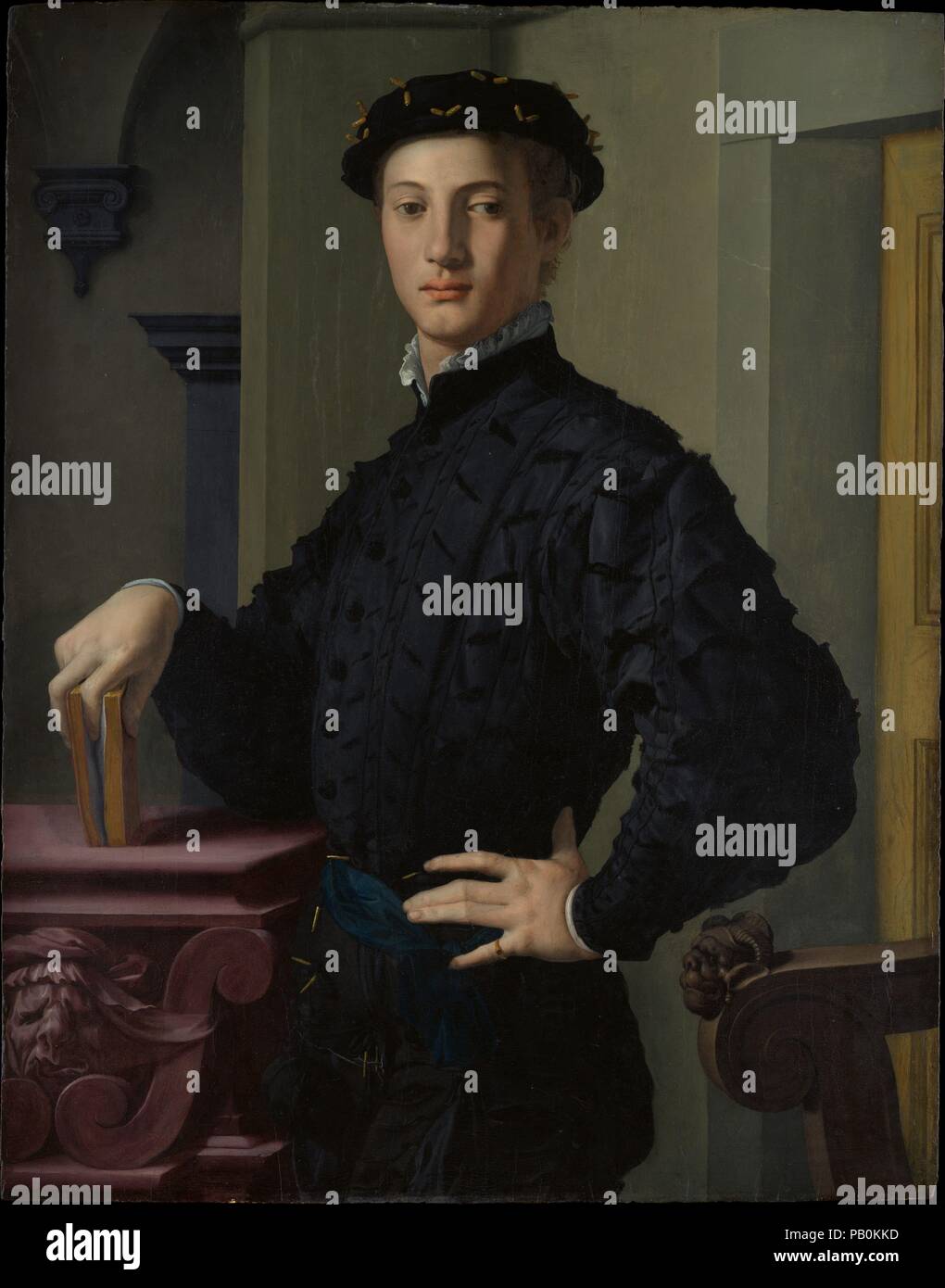 Porträt eines jungen Mannes. Artist: Bronzino (Agnolo di Cosimo di Mariano) (Italienisch, Monticelli 1503-1572 Florenz). Abmessungen: 37 5/8 x 29 1/2 in. (95,6 x 74,9 cm). Datum: 1530 s. Die sitter dieser fesselnden Portrait bleibt unbekannt, aber er war Teil des Bronzino den engen Kreis der literarischen Freunde in Florenz und wahrscheinlich hält einen Gedichtband. Der Künstler war selbst ein Dichter, begeistern, so viel in die Schönheit der Sprache, wie er in der Witzigen und phantasievollen Details seiner Gemälde. Hier, Zuschauer würden die geschnitzten groteske Köpfe auf den Tisch und Stuhl geschätzt haben, und die fast versteckt, Maske Stockfoto