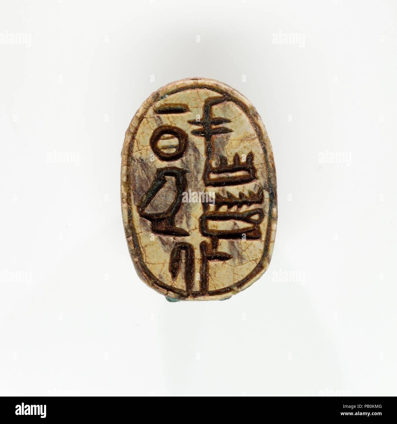 Skarabäus von ruiu der Beerdigung. Abmessungen: L 2,2 cm (7/8 in.); W. 1,5 cm (9/16 in.); H 0,9 cm (3/8 in.). Dynastie: Dynasty 18, früh. Herrschaft: Regierungszeit Thutmose I. - früher alleinige Thutmose III. Datum: Ca. 1504-1447 v. Chr.. Die Beerdigung von Ruiu wurde in das Grab ihres Vaters, Neferkhawet, die von ägyptischen Expedition des Museums im Jahre 1935 ausgegraben wurde gefunden. Lügen gegen die rechte Seite des Kopfes Ende Ruiu der Sarg war einen kleinen Korb, dass ein Holz- und ein Metall razor enthalten. In der Kiste waren vier Skarabäen und eine cowroid Dichtung - Amulett aus Speckstein, zwei Ebenholz kohl Sticks, und eine kleine Metalllöffel. Th Stockfoto