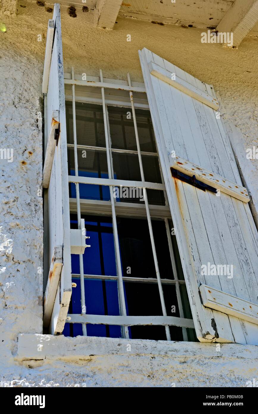 Eine alte Holz- Shutter deckt das äußere Fenster auf der St. Marks Leuchtturm in St. Marks Florida, USA Stockfoto