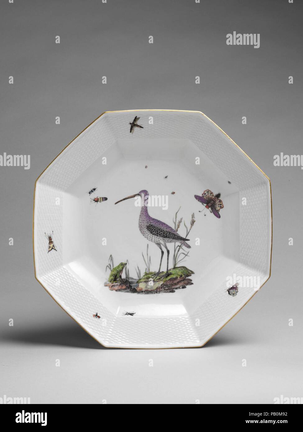 Ladegerät. Kultur: Deutsche, Meißen. Abmessungen: Insgesamt: 2 3/8 x 13 5/8 x 13 1/2 in. (6 x 34,6 x 34,3 cm). Werk: Meissen Manufaktur (Deutsch, 1710). Datum: Ca. 1745. Diese große Schüssel und anderen erworben Es wurden als Teil einer umfangreichen Abendessen am wahrscheinlichsten produziert werden, obwohl der Dienst wurde jedoch noch nicht identifiziert. Ihre ornithologischen Dekoration schlägt ein Datum der Herstellung in der Mitte bis Ende der 1740er Jahre. Im Jahre 1745 erwarb die Meißen Werk der erste Band der natürlichen Eleazer's Albin "Geschichte der Vögel, und die Dekoration auf einer Anzahl von Vasen und andere waren bald Stockfoto