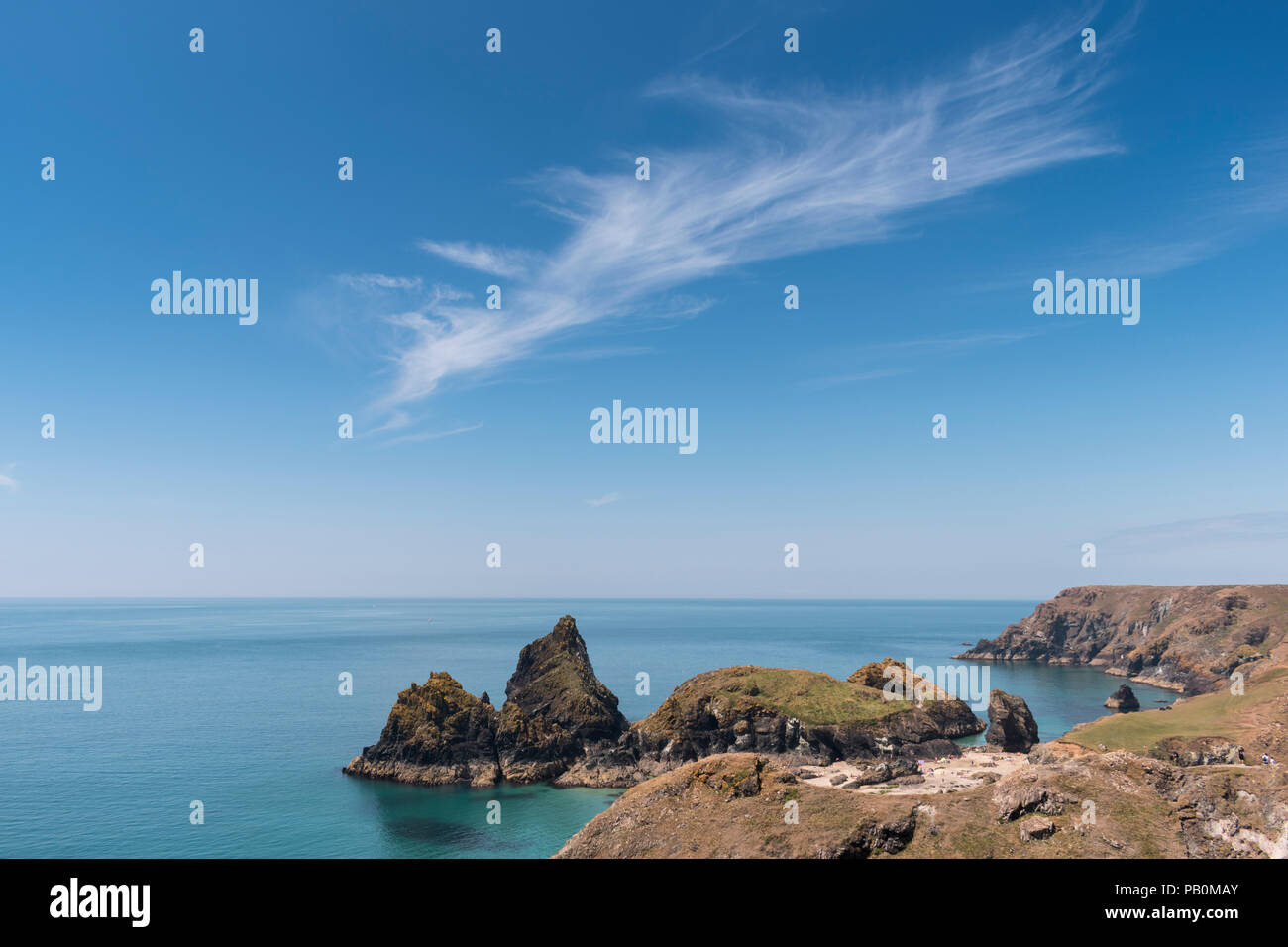 Sommer in Cornwall Küste - das Gehen an Kynance Cove auf der Lizard Halbinsel, Großbritannien Stockfoto