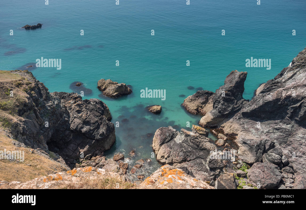 Sommer in Cornwall Küste - das Gehen an Kynance Cove auf der Lizard Halbinsel, Großbritannien Stockfoto