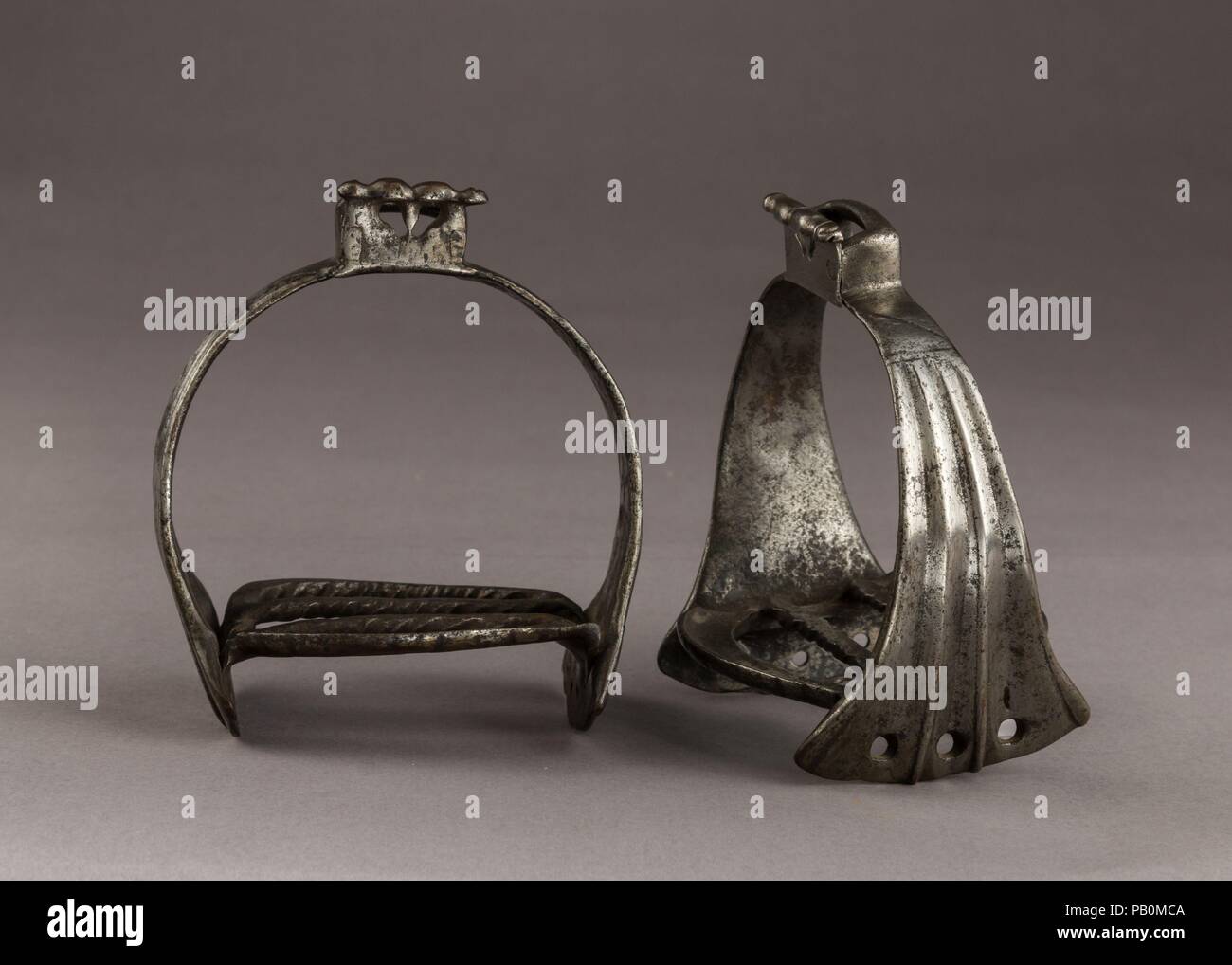 Paar Steigbügel. Kultur: eventuell Niederländischen oder Spanisch. Abmessungen: H.5. (12,7 cm); W. 5 1/2 in. (13,97 cm). Datum: Anfang des 17. Jahrhunderts. Diese Form des Bügels, mit seinen Abfackeln Seiten, entwickelte sich aus dem 16. Jahrhundert Deutsche Typen und wurde sehr beliebt in mehreren anderen Ländern in den ersten Jahrzehnten des 17. Jahrhunderts, darunter die Niederlande, Italien oder Spanien. Museum: Metropolitan Museum of Art, New York, USA. Stockfoto