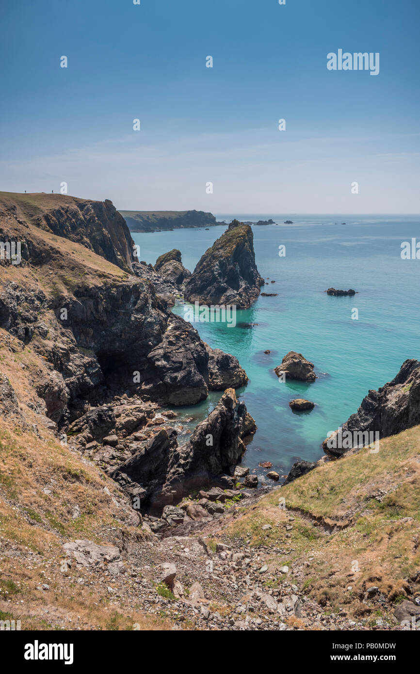 Sommer in Cornwall Küste - das Gehen an Kynance Cove auf der Lizard Halbinsel, Großbritannien Stockfoto