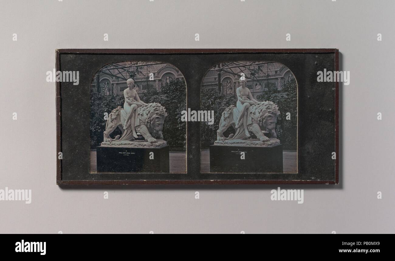 [Stereograph, Crystal Palace, John Bell, Una und der Löwe]. Artist: London Stereoscopic Company (britische). Abmessungen: Bild: 6,8 x 5,9 cm (2 11/16 x 2 5/16 in.), Mount: 8,3 x 17,1 cm (3 1/4 x 6 3/4 in.). Datum: 1854-1862. Museum: Metropolitan Museum of Art, New York, USA. Stockfoto