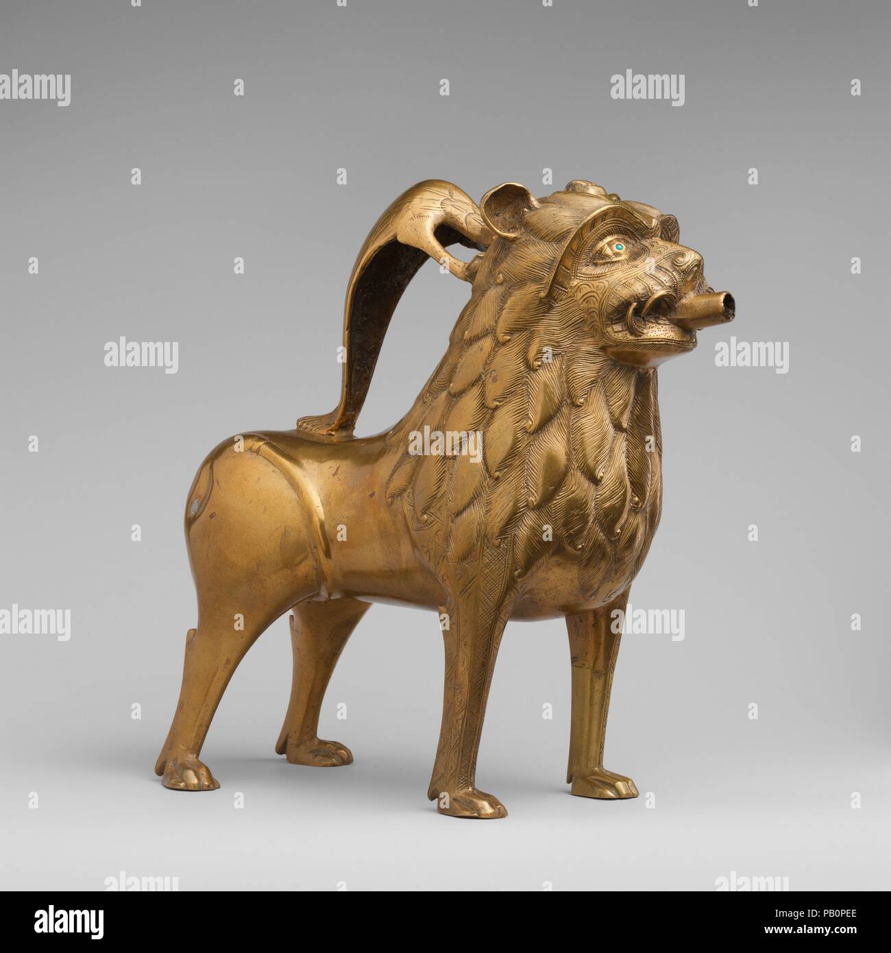 Aquamanile in Form eines Löwen. Kultur: Deutsch Deutsch. Abmessungen: Insgesamt: 8 3/8 x 7 3/16 x 4 3/8 in. (21,2 x 18,2 x 11,1 cm), 6.091 lb. (2763 g) PD: 10 1/2 x 4 9/16 x 10 13/16-in. (26,7 x 11,6 x 27,4 cm) Dicke PD: 2/25 -3/25 in. (0.20-0.30 cm). Datum: Ca. 1200. Abgeleitet aus dem lateinischen Wort für Wasser (Aqua) und Hand (MANUS), ein aquamanile (Plural: aquamanilia) ist eine Tier- oder menschlichen-förmige Wasser Schiff in der Hand waschen, ein wesentlicher Bestandteil der religiösen und säkularen Ritualen im Mittelalter. Aquamanilia waren die ersten cast Schiffe des mittelalterlichen Europa. In der Regel Kupfer gegossen Stockfoto