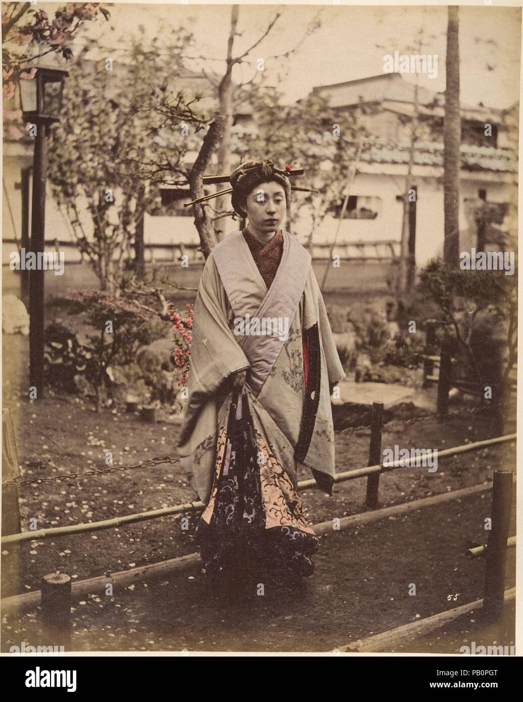 [Japanische Frau in traditioneller Kleidung posiert im Freien]. Artist: Suzuki Shin'ichi (Japanisch, 1835-1919). Abmessungen: 25,2 x 19,8 cm (9 15/16 x 7 13/16 in.). Datum: 1870. Museum: Metropolitan Museum of Art, New York, USA. Stockfoto