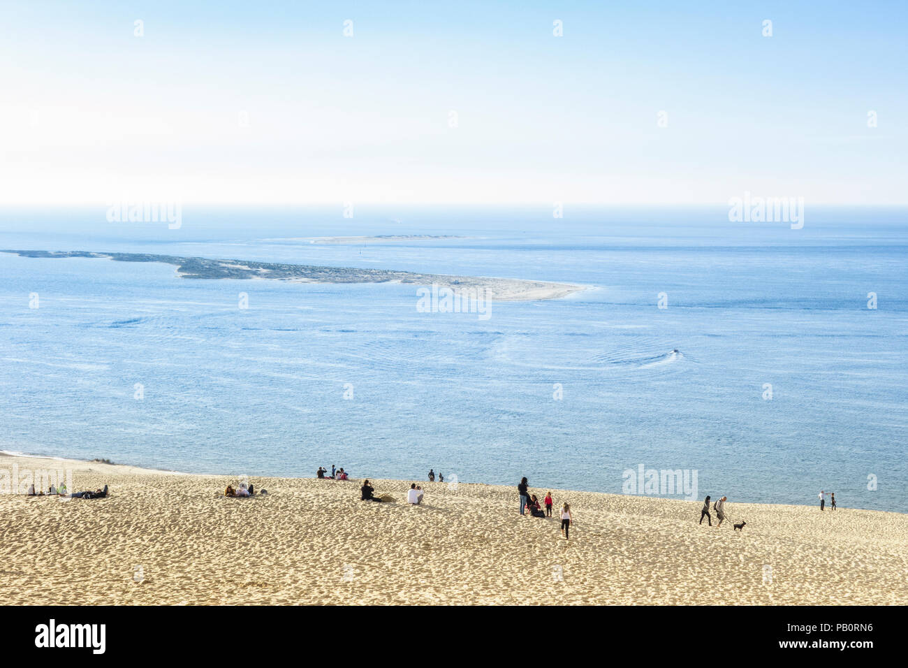 La Teste de Buch, Pyla sur Mer, Gironde, Arcachon, Frankreich: Blick auf die Banc d'Arguin aus dem Dune du Pilat mit Touristen auf Stockfoto