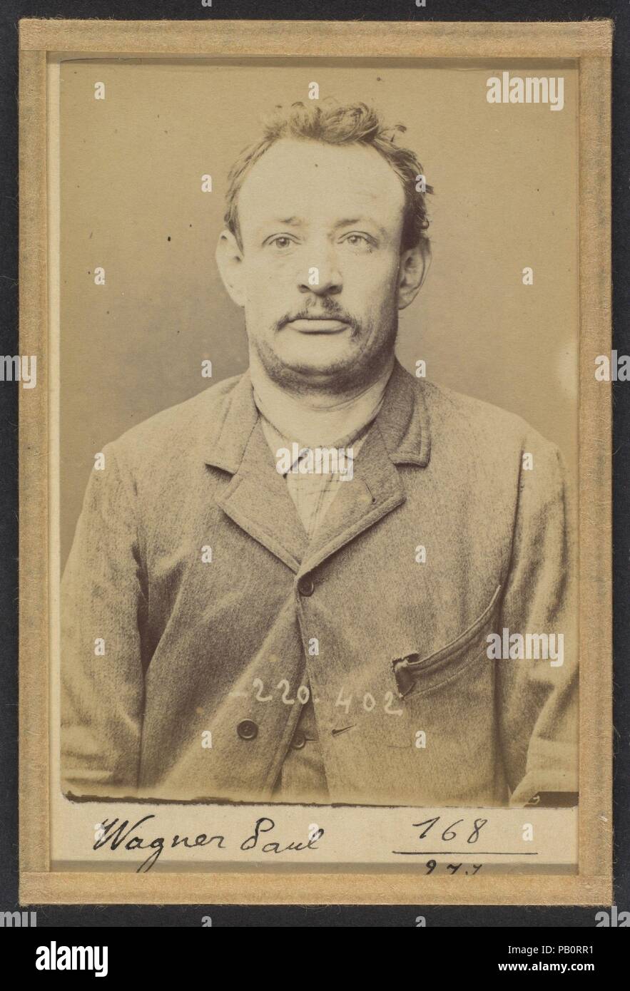 Wagner. Paul, Louis. 38 ans, né le 14/10/55. Ébéniste. Anarchiste. 2/7/94. Artist: Alphonse Bertillon (Französisch, 1853-1914). Abmessungen: 10,5 x 7 x 0,5 cm (4 1/8 x 2 3/4 x 3/16 in.). Datum: 1894. In einer vornehmen Familie der Wissenschaftler und Statistiker Bertillon geboren, begann seine Karriere als Sekretärin in der Kennzeichnung Bureau der Pariser Präfektur der Polizei in 1879. Mit der Aufrechterhaltung der zuverlässige Polizei Aufzeichnungen von Straftätern betraut, entwickelte er die erste moderne System der strafrechtlichen Ermittlung. Das System, das als Bertillonage bekannt wurde, hatte drei Komponenten: Anthropometrische Messung, Stockfoto