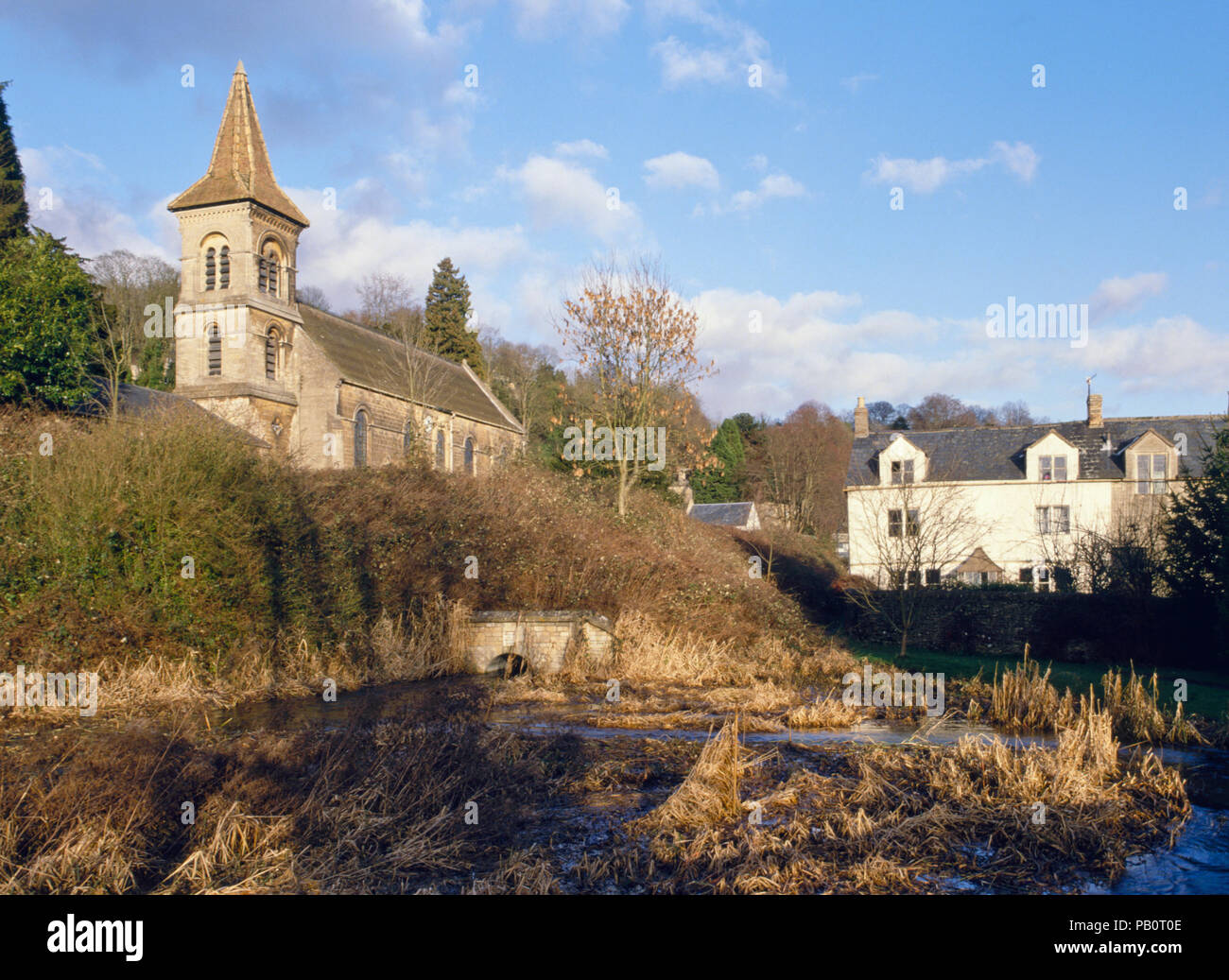 Januar 1994: Die Kirche steht über die stillgelegte Unkraut gefüllt, Thames & Severn Canal an Chalford, Gloucestershire, Cotswolds, England, UK, Europa Stockfoto