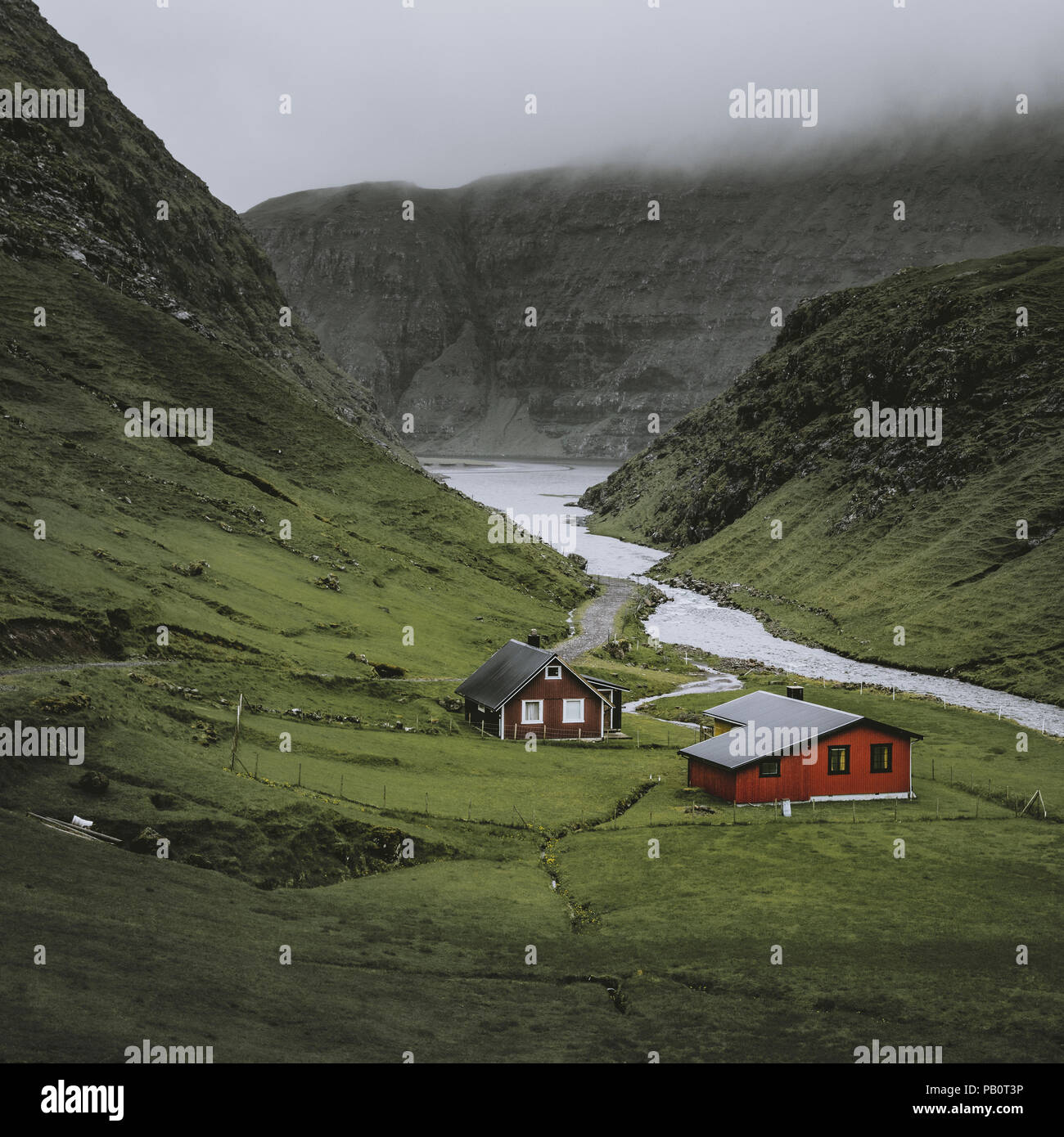 Einsame Häuser in saksun Färöer Insel Stockfoto