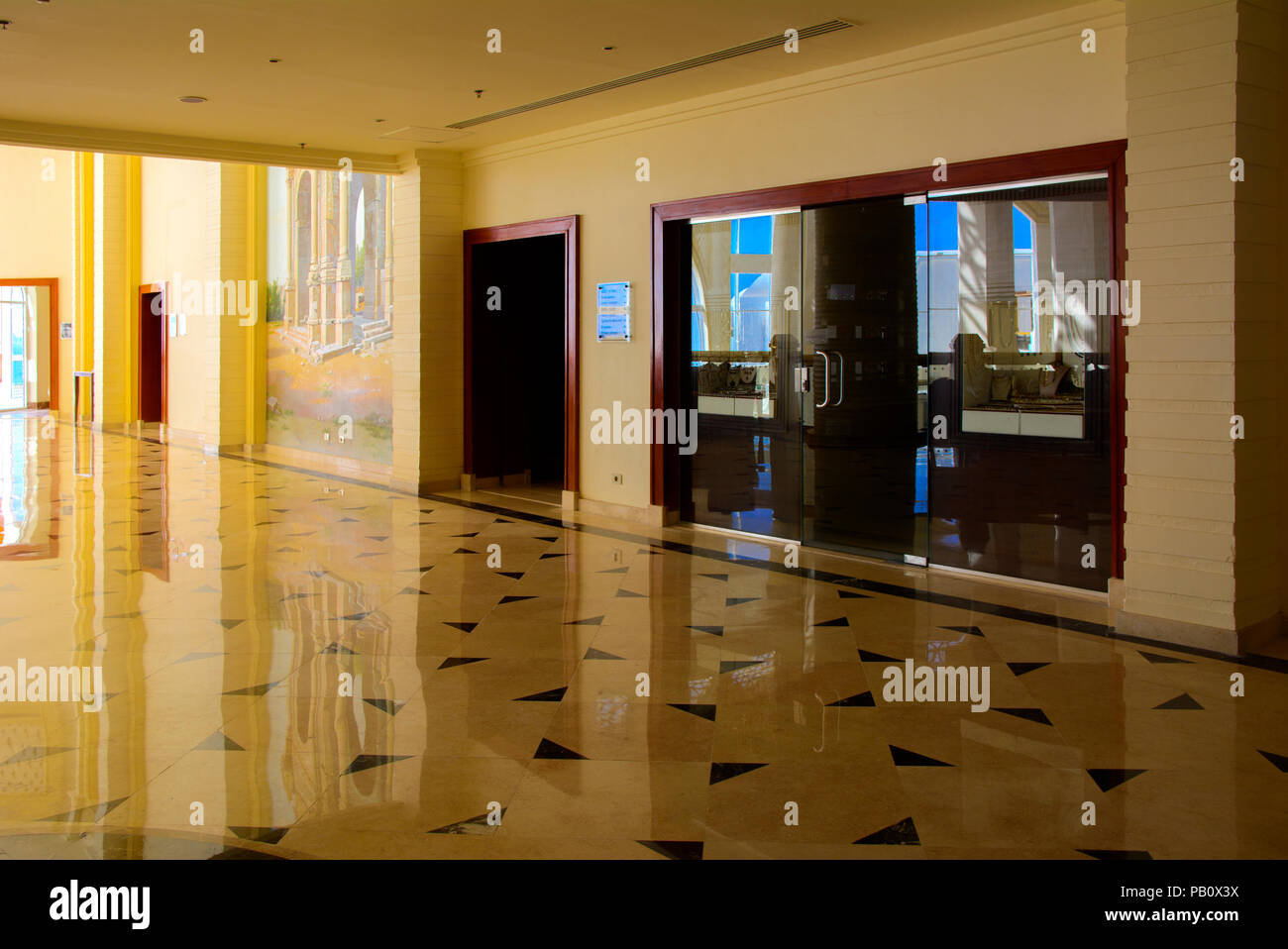 Sharm-el-Sheikh, Ägypten - März 14., 2018. Innenraum der Hotel Lobby mit Rezeption, Marmorboden und Schaufenster. Unterkünfte in Kyrene Grand Hotel Stockfoto