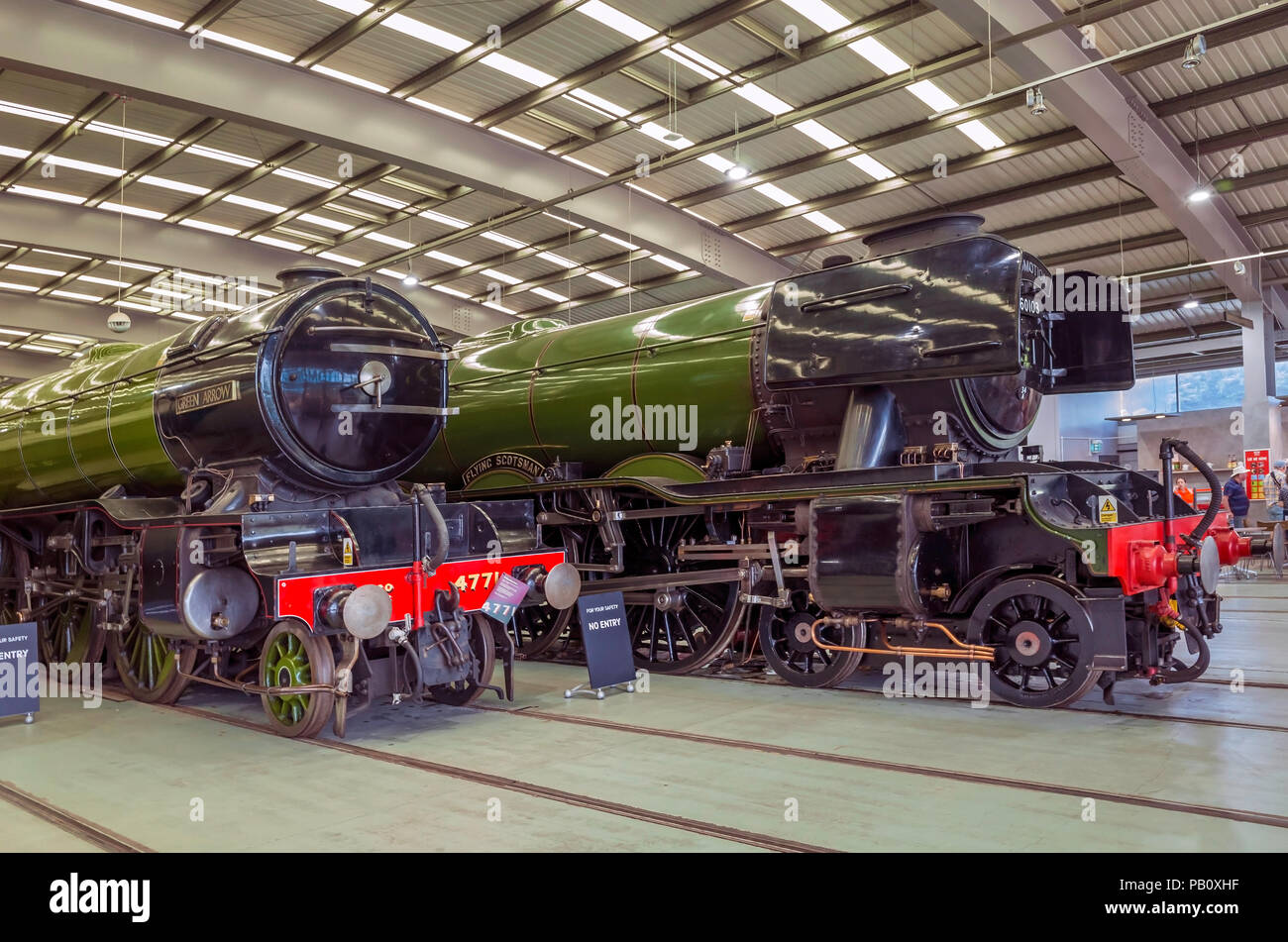 Ex-LNER Dampflok Motoren Anzahl 4472 Flying Scotsman und 4771 Grüner Pfeil auf der Anzeige zusammen an der Fortbewegung National Railway Museum Shildon Stockfoto