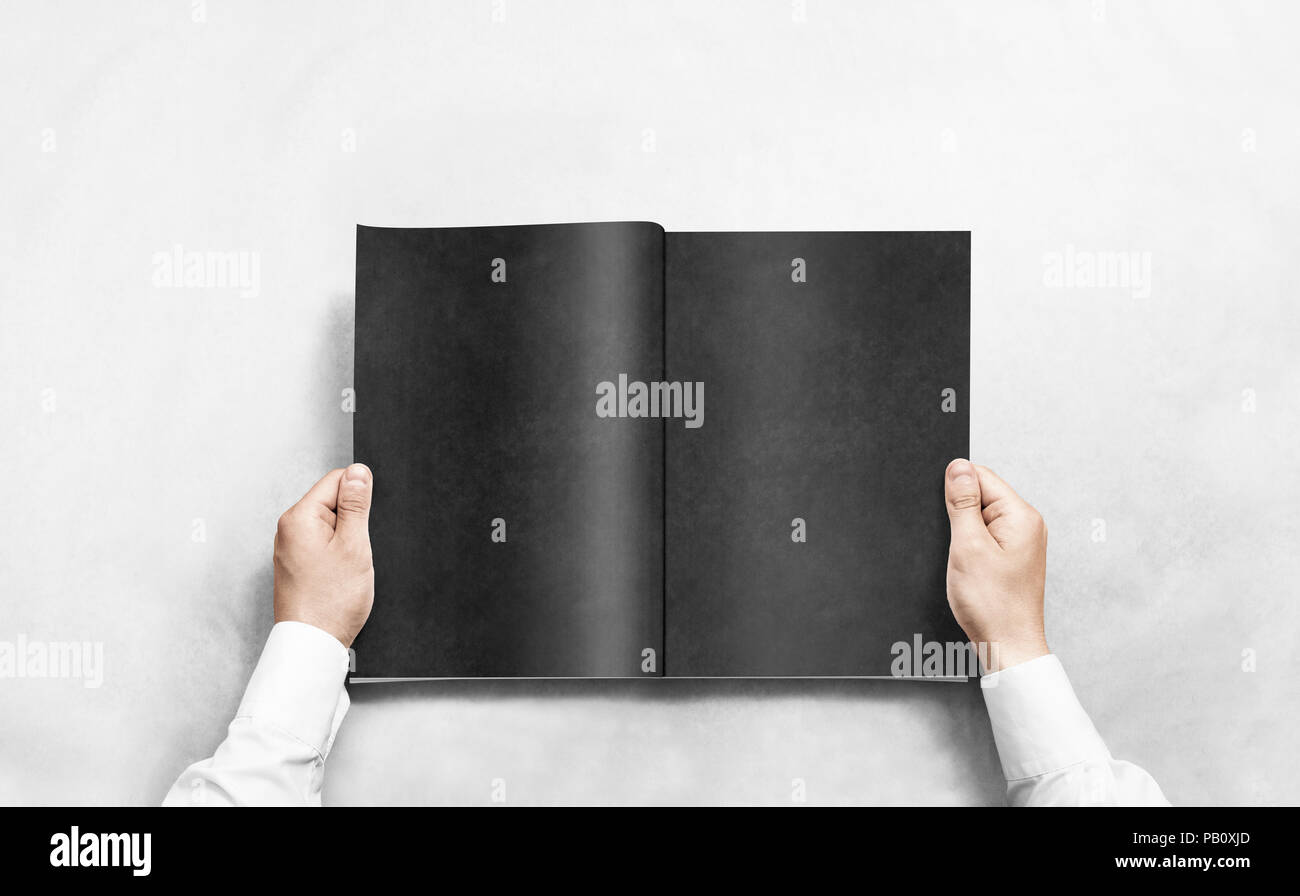 Öffnung schwarz Journal mit leeren Seiten mockup. Arm in Shirt, grau Magazin Vorlage mock up. Mann lesen Doppel - Seiten Buch erste Person vi. Stockfoto