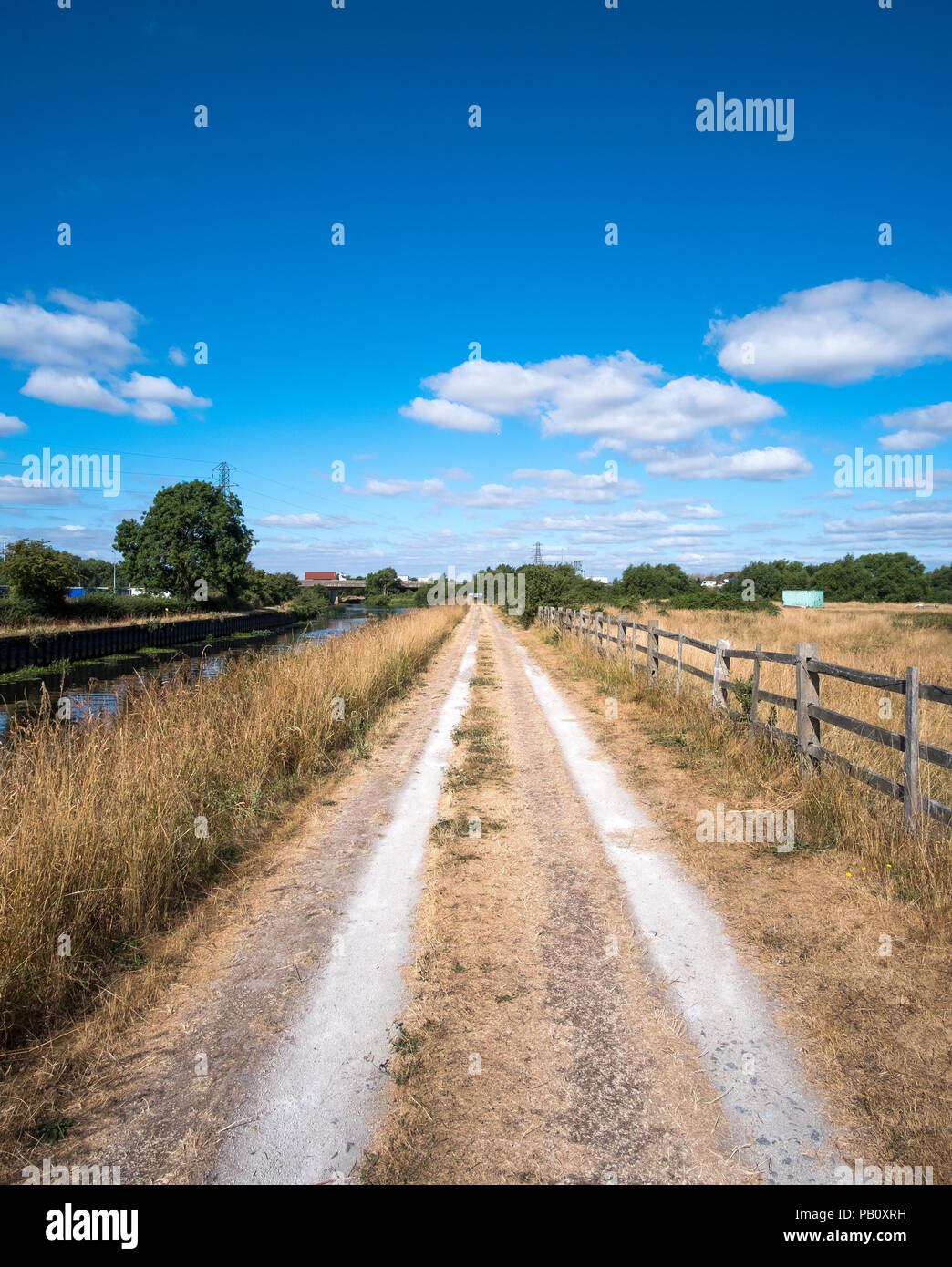 Lange und staubige ländlichen Bauernhof Spur während der Hitzewelle im Sommer 2018 Stockfoto