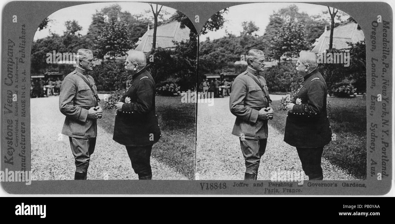 Joffre und Pershing in Governor's Gärten, Paris, Frankreich, Keystone View Company, Stereo Karte, 1918 Stockfoto