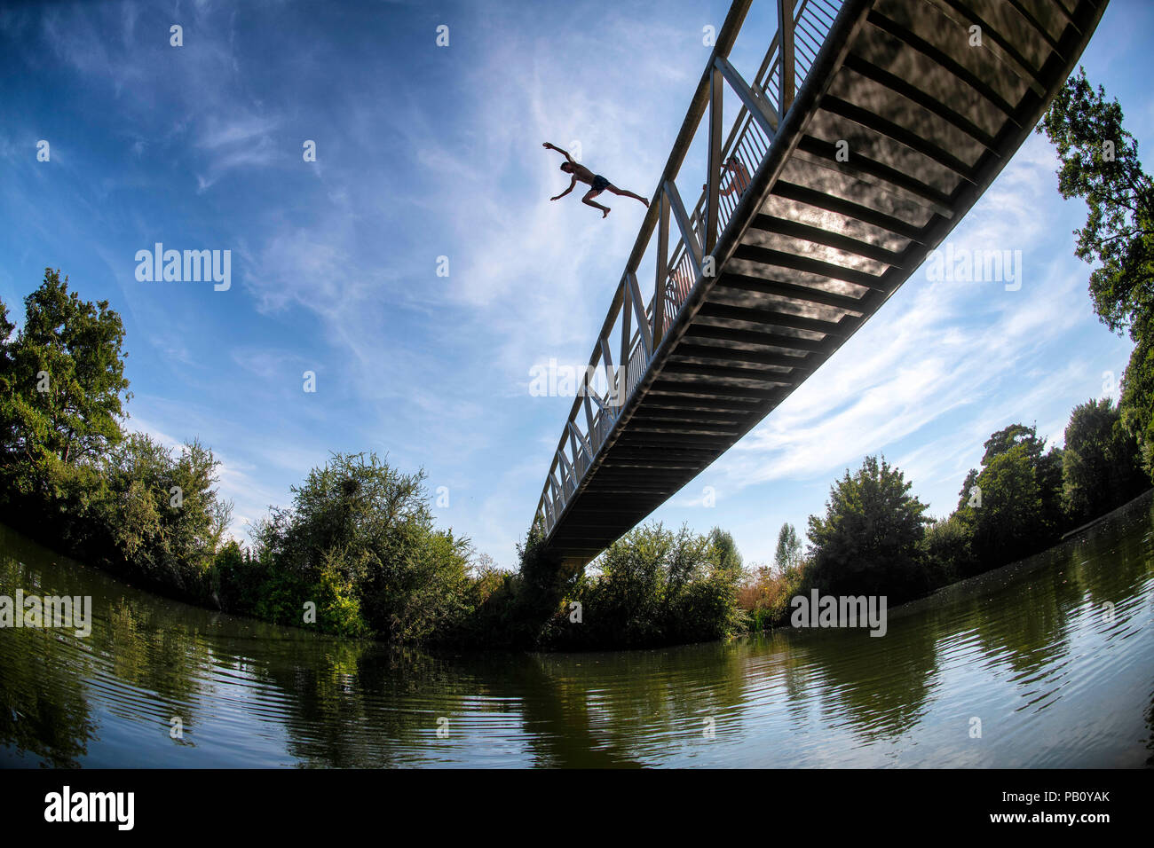 Eine Gruppe von Jungen im Teenageralter Sprung von einer Brücke in den Fluss Avon an Batheaston in der Nähe von Bath in Somerset, da die Temperaturen weiter über das Vereinigte Königreich zu erheben. Stockfoto