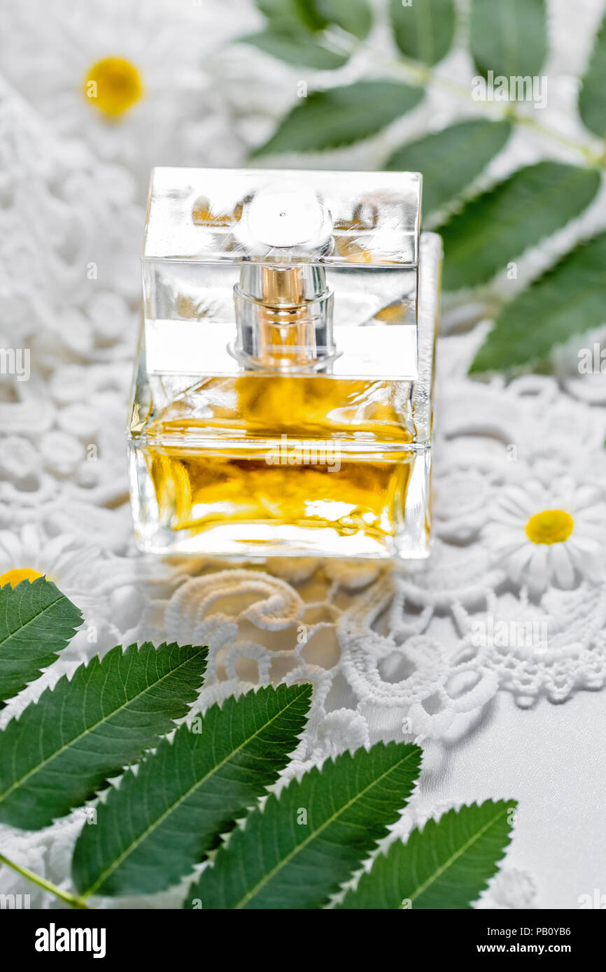 Verpackung Mit Kosmetischen Auf Weissem Hintergrund Mit Blumen Und Blatter Das Konzept Der Sommer Und Idee Fur Die Werbung Von Parfum Duft Fragran Stockfotografie Alamy