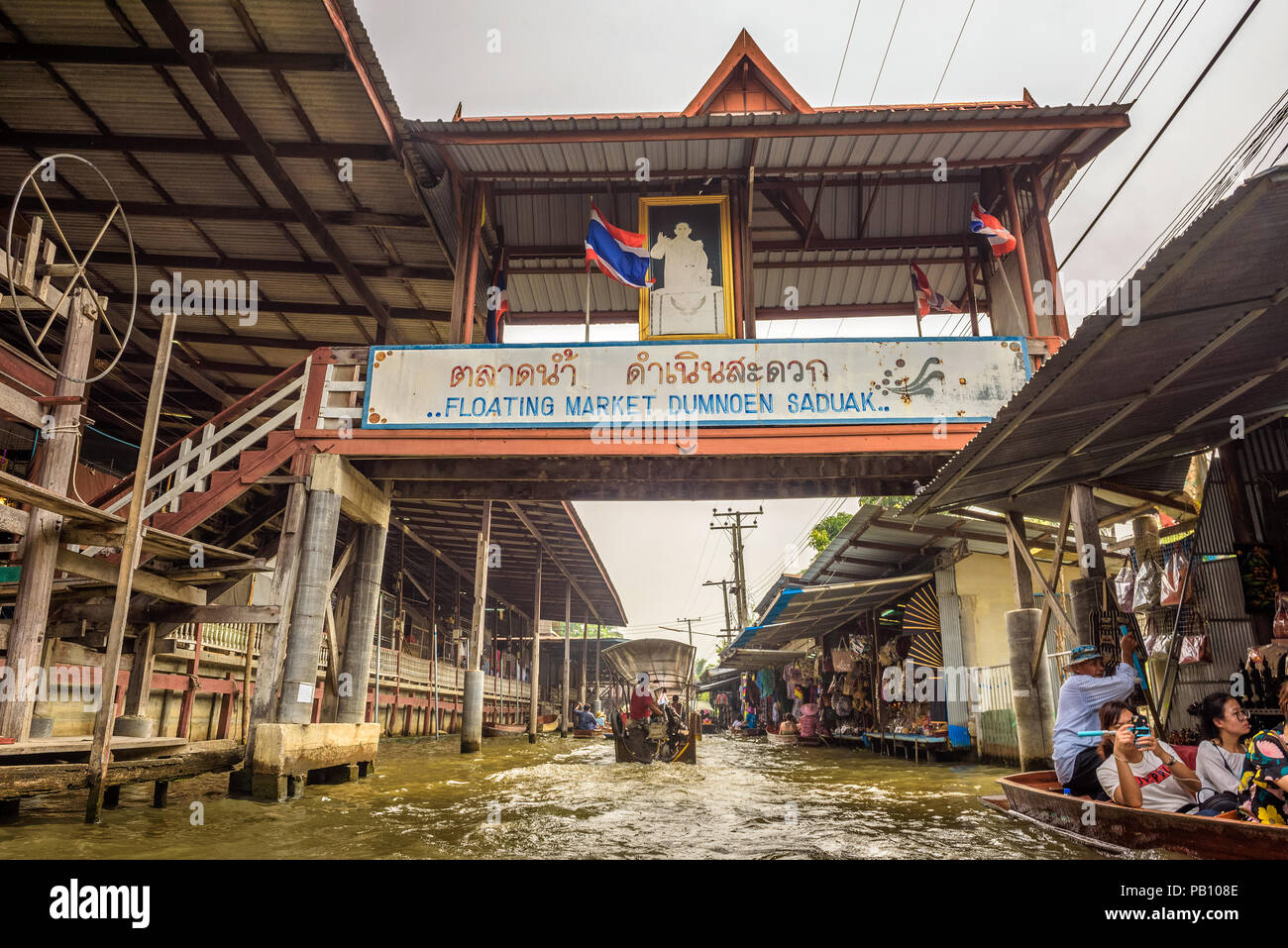 Eingangstor zum berühmten schwimmenden Markt in Thailand Stockfoto
