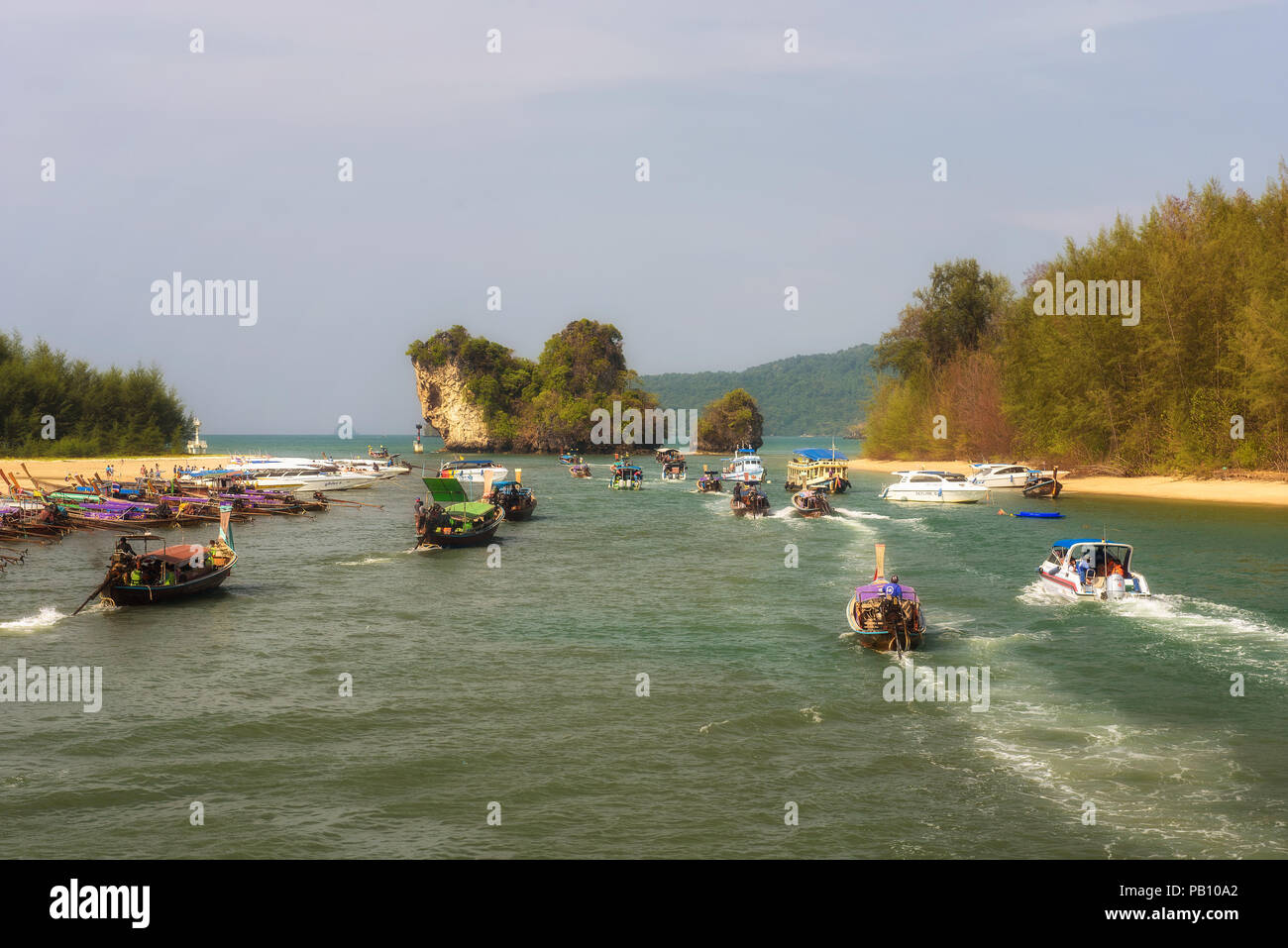 Long-tail Boote segeln am Ao Nang in der Provinz Krabi, Thailand Stockfoto