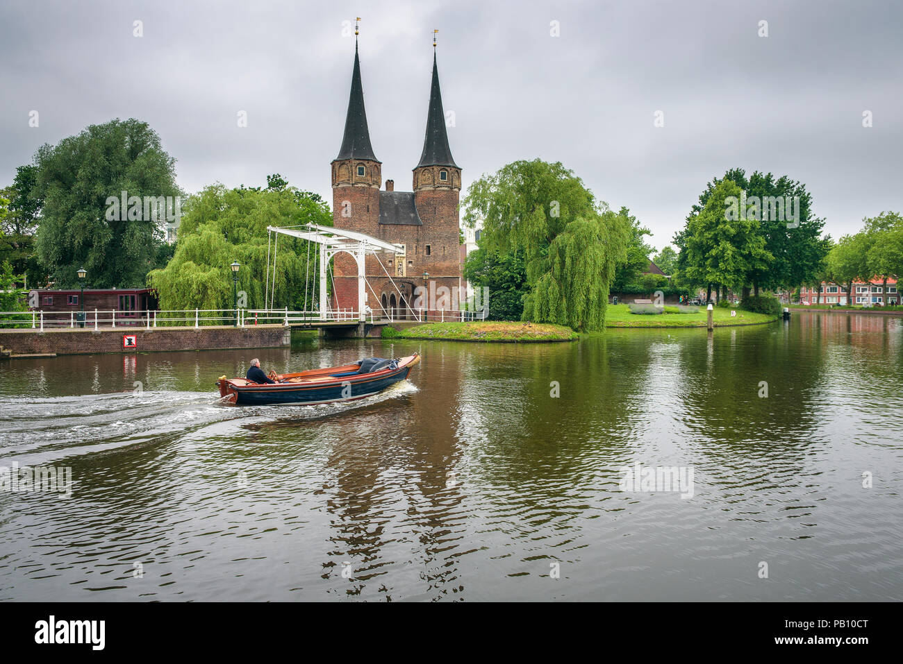 Motorboot Segel an der Kanäle von Delft, Niederlande Stockfoto