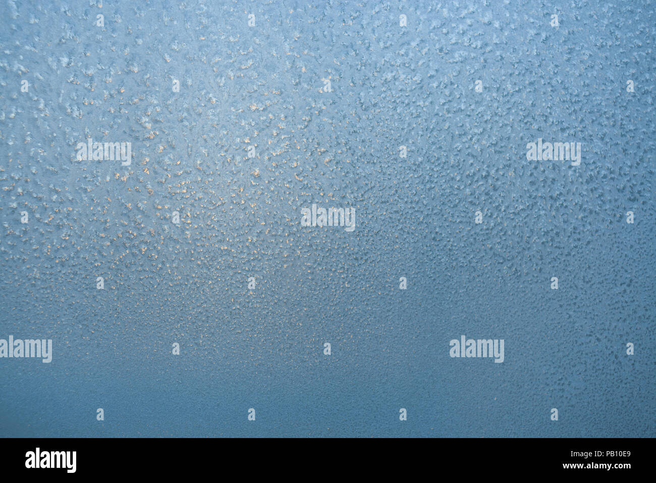 Schöne gefrorene Muster auf Winter Fenster mit kleinen Einblicke in die Morgensonne als Hintergrund- oder Tapeten. Stockfoto