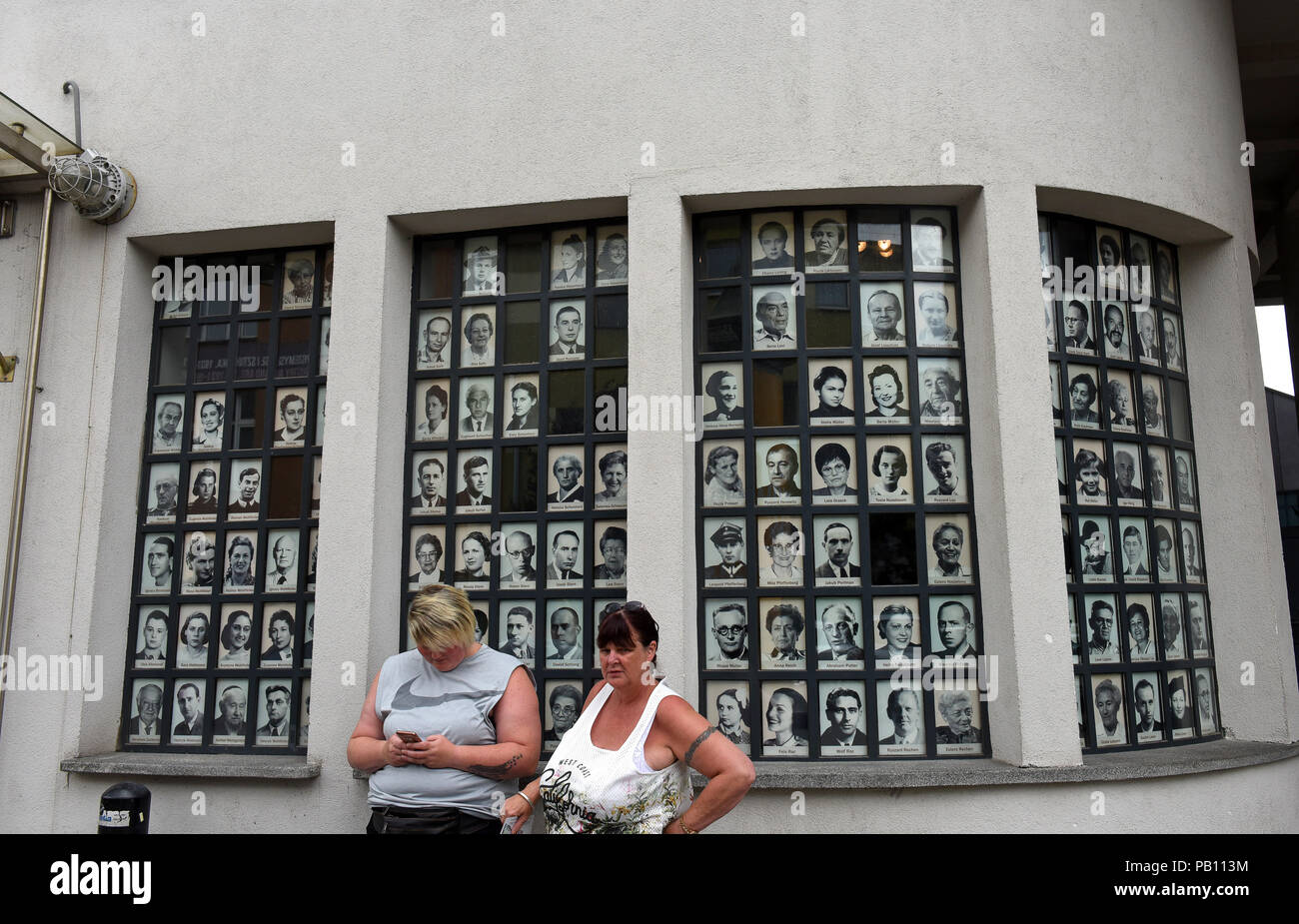 Porträts der jüdischen Arbeiter und Überlebenden der Oskar Schindlers Fabrik in Krakau Polen Ort der ehemaligen Fabrik von Oskar Schindler - bekannte Fro Stockfoto