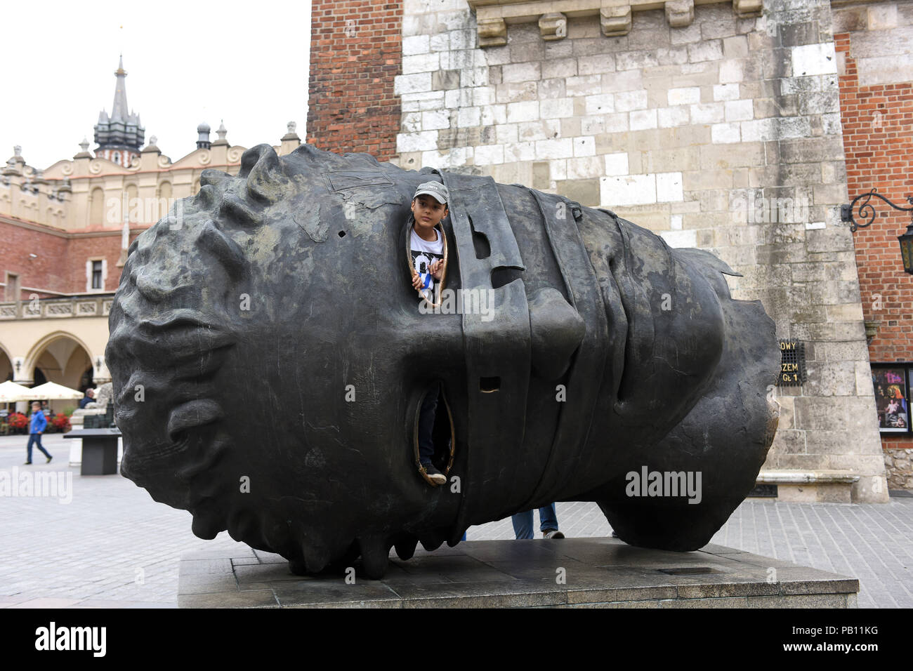 Krakau Polen Bronze Skulptur 'Kopf', 'Eros Bendato" durch polnische Künstler Igor Mitoraj in Marktplatz Krakau Polen Stockfoto