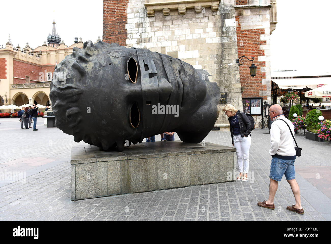 Krakau Polen Bronze Skulptur 'Kopf', 'Eros Bendato" durch polnische Künstler Igor Mitoraj in Marktplatz Krakau Polen Stockfoto