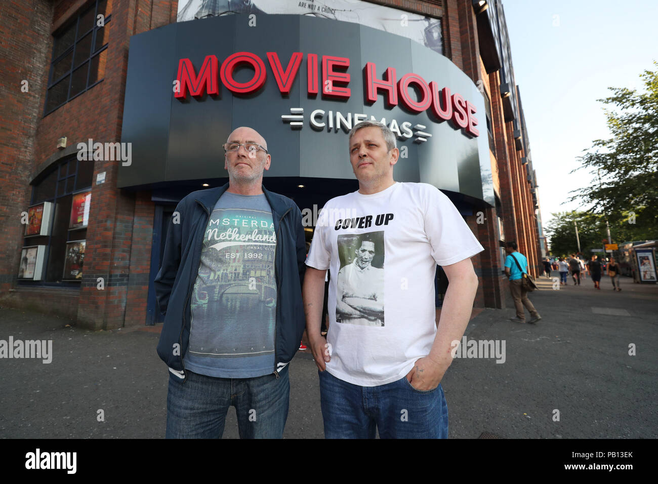 Jean McConville's Söhne Thomas (links) und James Streikposten ein drücken Sie die Vorführung des Films I, Dolours in Belfast besuchen. Der Film erzählt die Geschichte der IRA Frau Dolours Preis, die in der Ermordung des West Belfast Mutter beteiligt war. Stockfoto