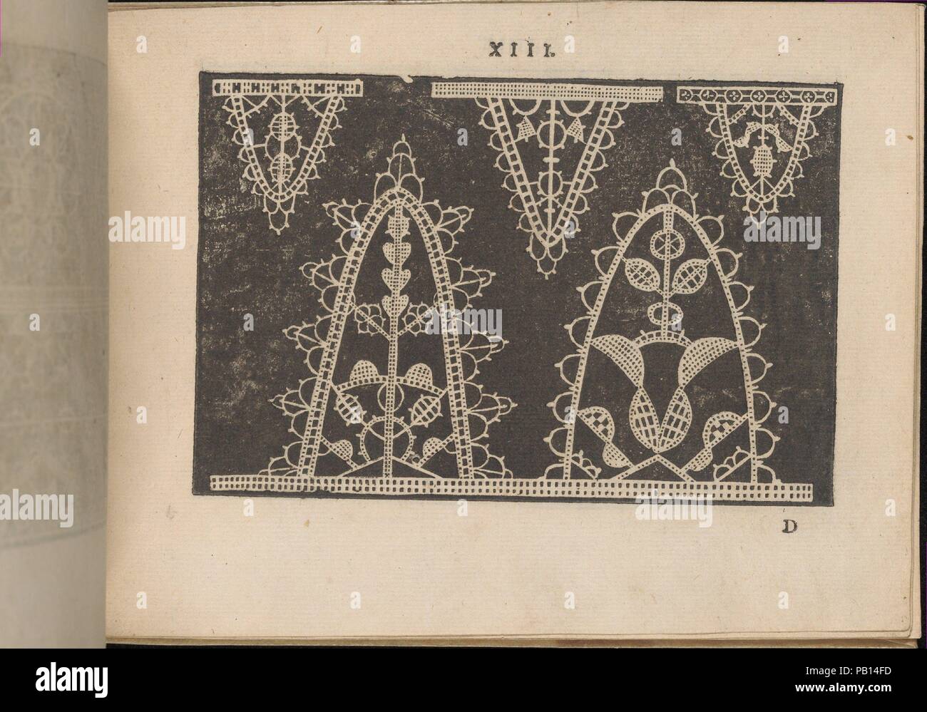 Prima Parte de' Fiori, e Disegni di varie Sorti di Ricami Modernisieru, Seite 13 (recto). Autor: Giovanni Battista Ciotti (Italienisch, geboren Siena, Ca. 1560). Abmessungen: Insgesamt: 5 5/16 x 7 5/16 in. (13,5 x 18,5 cm). Erschienen in: Venedig. Herausgeber: Francesco de' Franceschi (Italienisch, Aktiv 16. Jahrhundert). Datum: 1591. Von Giovanni Battista Ciotti, veröffentlicht von Francesco de' Franceschi, Italienisch, Aktiv 16. Jahrhundert geschrieben. Von oben nach unten und von links nach rechts: Design besteht aus einer Wechselfolge aus auf den Kopf und auf die richtige Seite eingerichtet Dreiecke. Jedes Dreieck ist mit einer anderen verziert Stockfoto