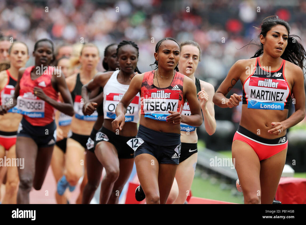 Gudaf TSEGAY (Äthiopien), Brenda MARTINEZ (Vereinigte Staaten von Amerika) im Millicent Fawcett Meile Finale bei den 2018 konkurrieren, IAAF Diamond League, Jubiläum Spiele, Queen Elizabeth Olympic Park, Stratford, London, UK. Stockfoto