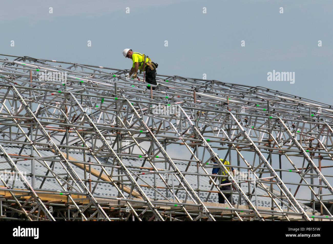 Verlängerung für Dachreparaturen, Aluminium-Gerüstrahmen. Strukturelle Renovierung des Winter Gardens Theatre Blackpool, Lancashire, Großbritannien Stockfoto