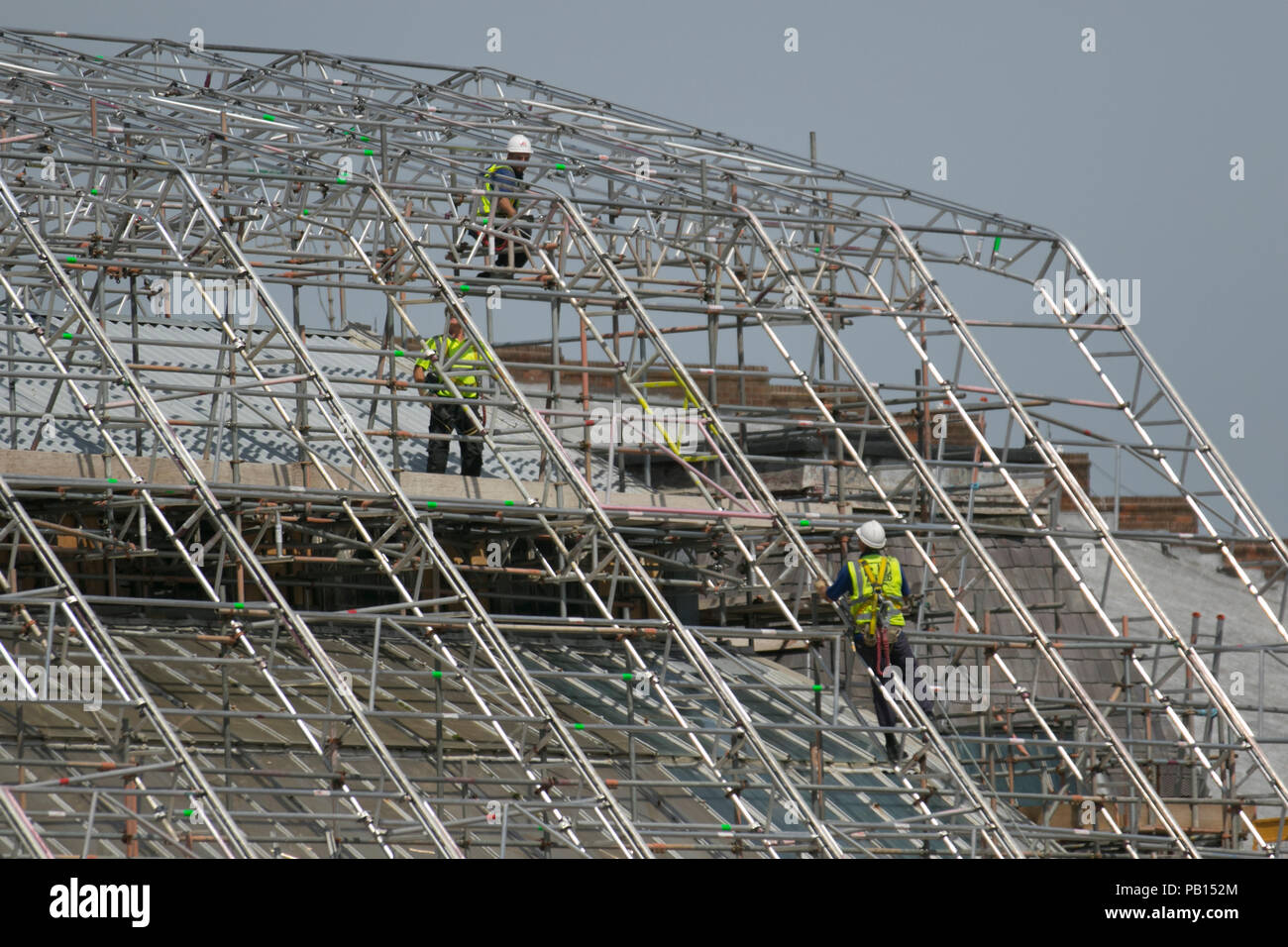 Verlängerung für Dachreparaturen, Aluminium-Gerüstrahmen. Strukturelle Renovierung des Winter Gardens Theatre Blackpool, Lancashire, Großbritannien Stockfoto