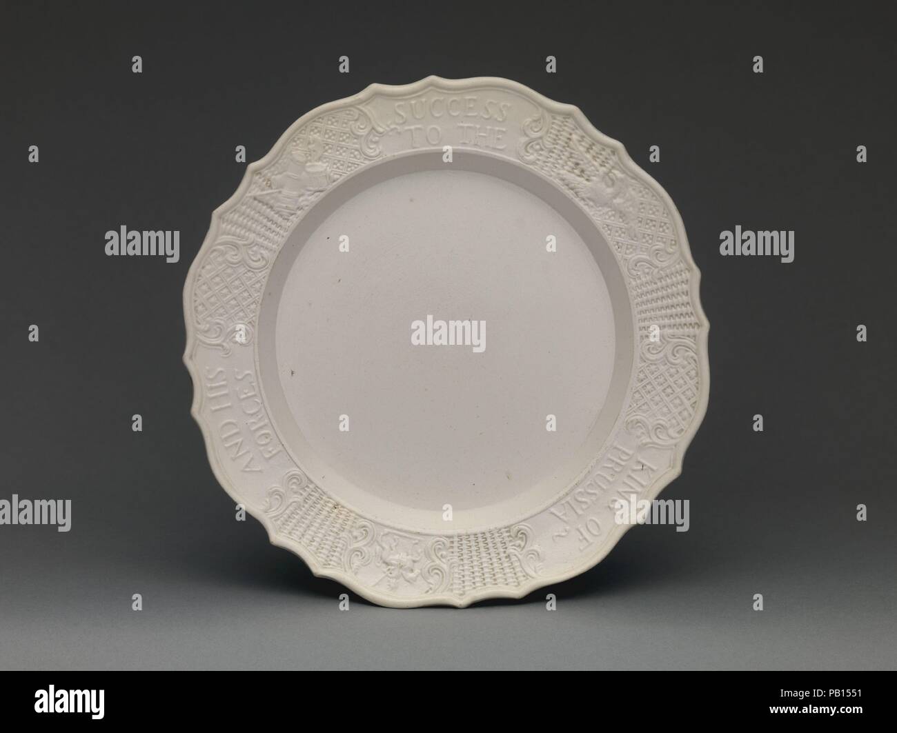Schale mit König von Preußen Inschrift. Kultur: British, Staffordshire. Abmessungen: Insgesamt (bestätigt): 7/8 x 9 1/8 x 9 1/8 in. (2,2 × 23,2 × 23,2 cm). Datum: Ca. 1756. Die 'Success an den König von Preußen" Platten (siehe auch 2014.712.7) können auf die Zeit Friedrichs des Großen Erfolge gegen die Franzosen im Siebenjährigen Krieg datiert werden, nachdem ein Bündnis zwischen Großbritannien und Preußen im Jahre 1756 gegründet wurde. In diesem Zusammenhang werden die beiden Platten bieten Einblicke in die politische und militärische Geschichte der Zeit, sowie einen interessanten Vergleich zwischen zwei Arten der Dekoration. [Elizabeth S Stockfoto Schale mit König von Preußen Inschrift. Kultur: British, Staffordshire. Abmessungen: Insgesamt (bestätigt): 7/8 x 9 1/8 x 9 1/8 in. (2,2 × 23,2 × 23,2 cm). Datum: Ca. 1756. Die 'Success an den König von Preußen" Platten (siehe auch 2014.712.7) können auf die Zeit Friedrichs des Großen Erfolge gegen die Franzosen im Siebenjährigen Krieg datiert werden, nachdem ein Bündnis zwischen Großbritannien und Preußen im Jahre 1756 gegründet wurde. In diesem Zusammenhang werden die beiden Platten bieten Einblicke in die politische und militärische Geschichte der Zeit, sowie einen interessanten Vergleich zwischen zwei Arten der Dekoration. [Elizabeth S Stockfoto