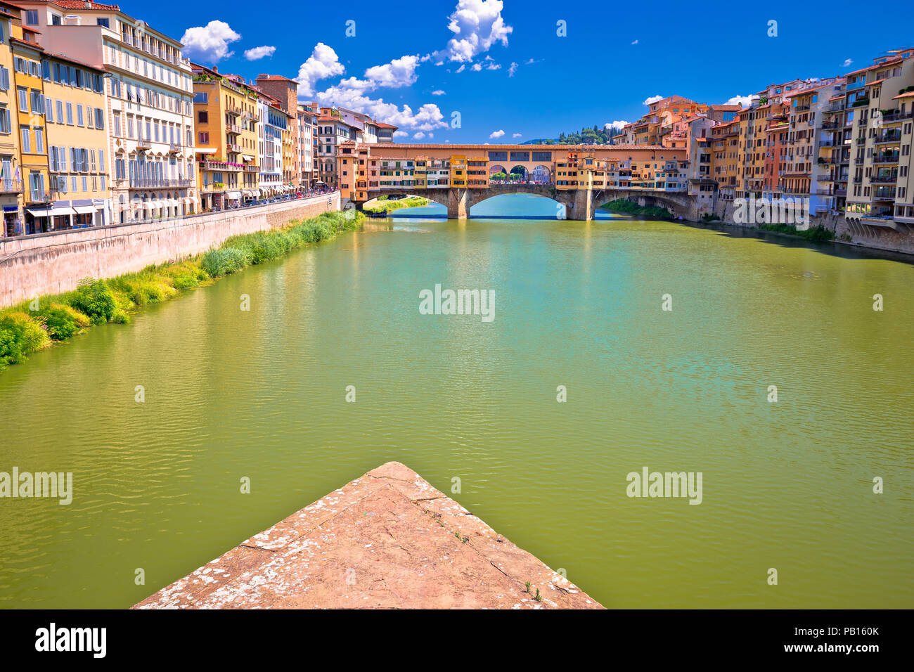 Die Brücke Ponte Vecchio und den Arno Fluss Wasserfront von Florenz, Region Toskana Italien Stockfoto