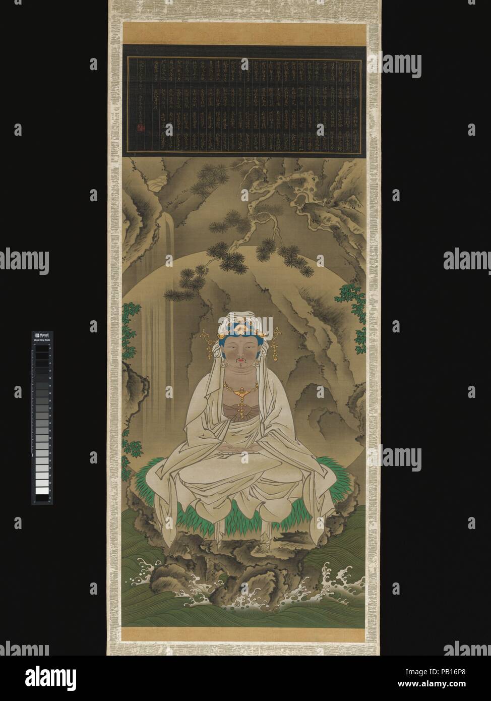 White-Robed Kannon. Artist: Sakai Hoitsu (Japanisch, 1761-1828). Kultur: Japan. Abmessungen: Bild: 33 5/8 x 14 in. (85,4 × 35,6 cm) Insgesamt mit Montage: 68 1/4 x 15 7/8 in. (173,4 × 40,3 cm) Insgesamt mit den Knöpfen: 68 1/4 x 17 3/4 in. (173,4 × 45,1 cm). Datum: 1823. Der bodhisattva Kannon (Sanskrit: Avalokiteshvara) auf einem Podest - wie Rock sitzt, seinen weißen - robed Abbildung eingehüllt in eine Ausstrahlung wie der volle Mond geprägt. Seine Haut, seinen Schmuck, und die nahe gelegenen Laub tragen Hauch von Farbe, aber die Landschaft um ihn herum ist in Schwarzweiß brushwork und Tinte waschen gerendert. Die Ikonographie und compo Stockfoto