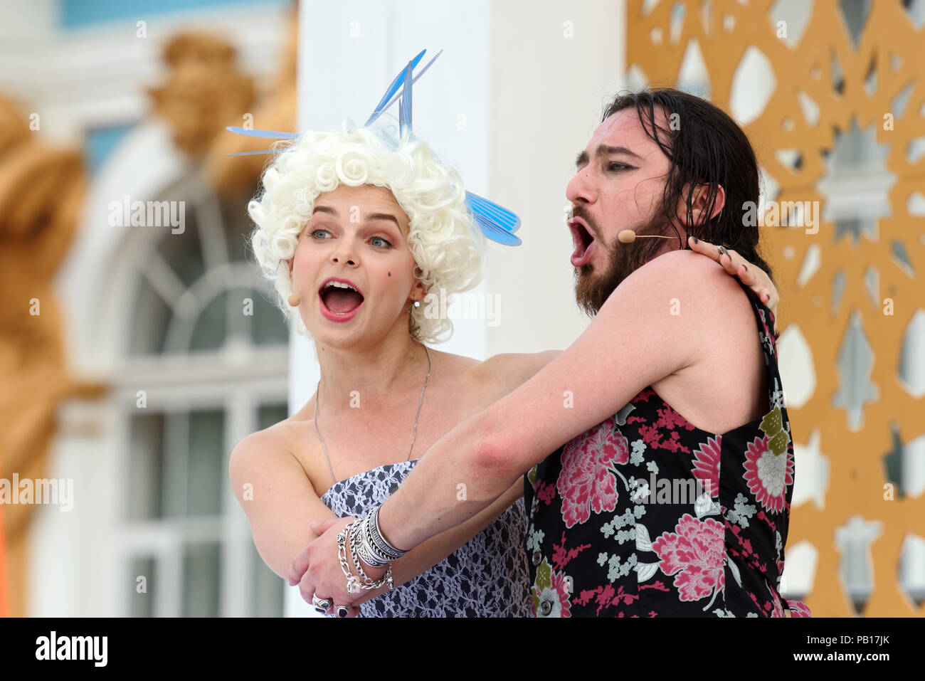 St. Petersburg, Russland - 22. Juli 2018: die Solisten des Mariinsky Theater Pavel Shmulevich als Osmin (rechts) und Anna Vikulina als Blonde in der Oper En Sterben Stockfoto