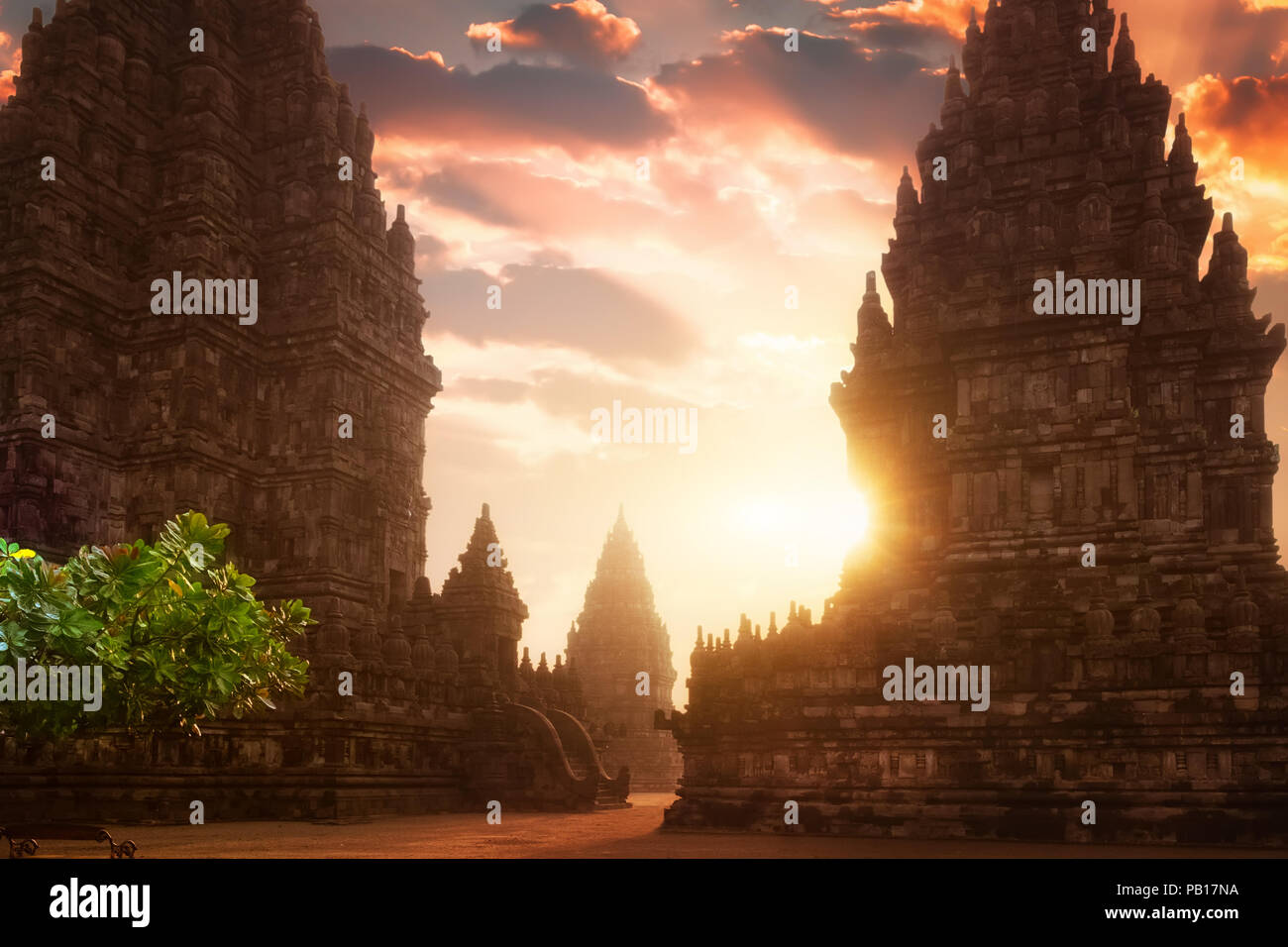 Wunderbaren Sonnenaufgang am Prambanan Tempel. Großen Hindu-Architektur in Yogyakarta. Insel Java, Indonesien Stockfoto