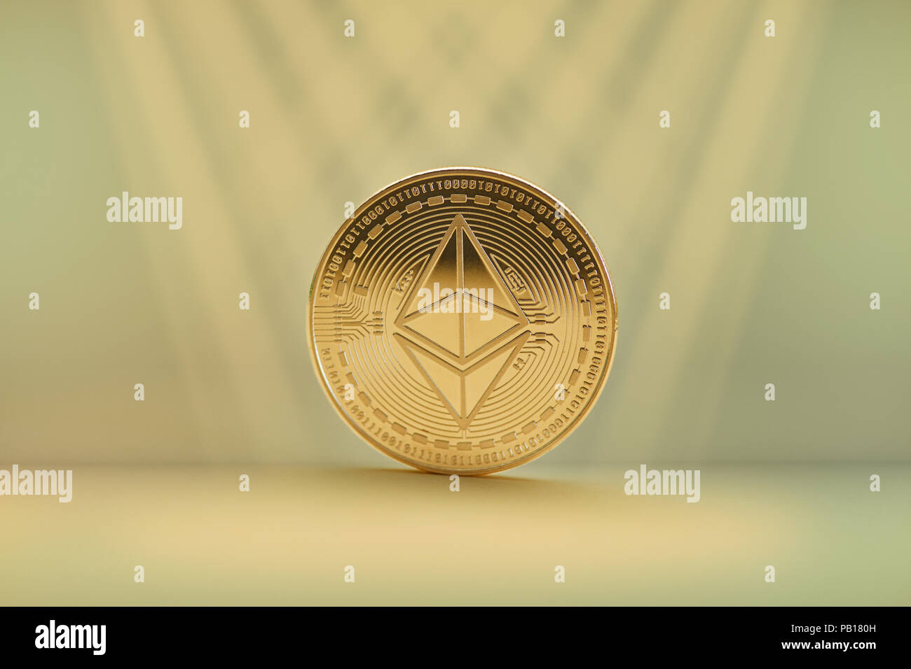 Äther Münze als cryptocurrency Konzept ist unter Spotlight Stockfoto