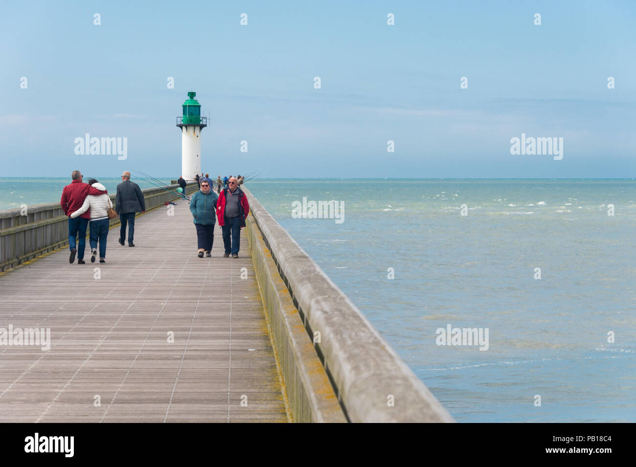 Calais, Frankreich - 19. Juni 2018: die Menschen zu Fuß auf den Westen Steg im Sommer. Stockfoto