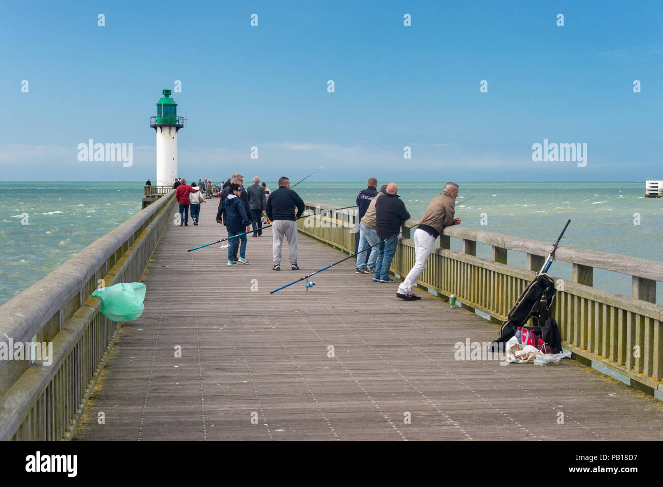 Calais, Frankreich - 19. Juni 2018: Fischer auf der Westanleger im Sommer. Stockfoto