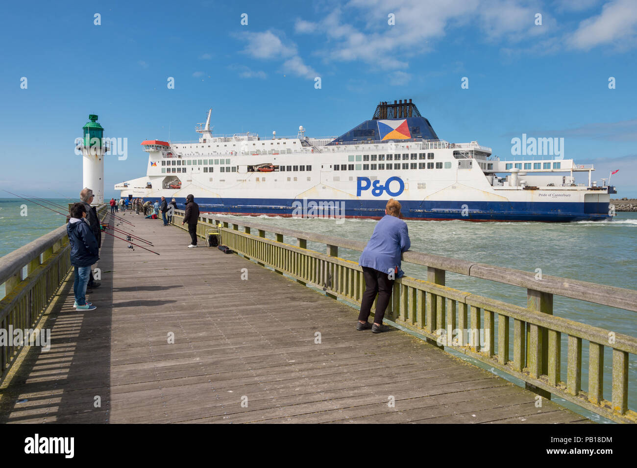 Calais, Frankreich - 19. Juni 2018: Menschen auf der Westanleger zu einem Cross Channel P&O Fähre aus dem Hafen suchen. Stockfoto