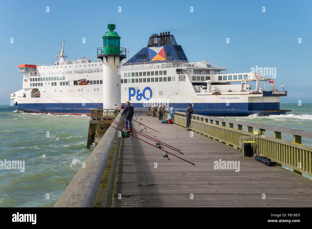 Calais, Frankreich - 19. Juni 2018: Menschen auf der Westanleger zu einem Cross Channel P&O Fähre aus dem Hafen suchen. Stockfoto